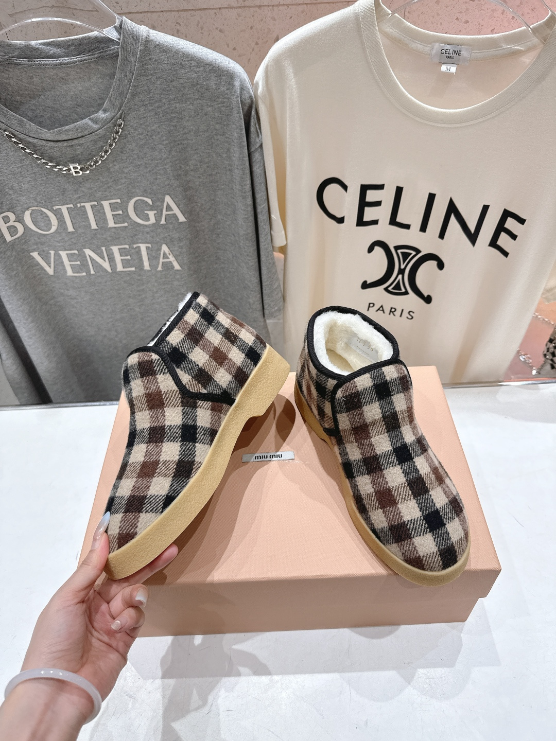 高版本出厂 MiuMiu/缪缪F022 2025ss秋冬走秀款·羊毛小短靴雪地靴毛毛鞋高帮棉鞋经常出现在