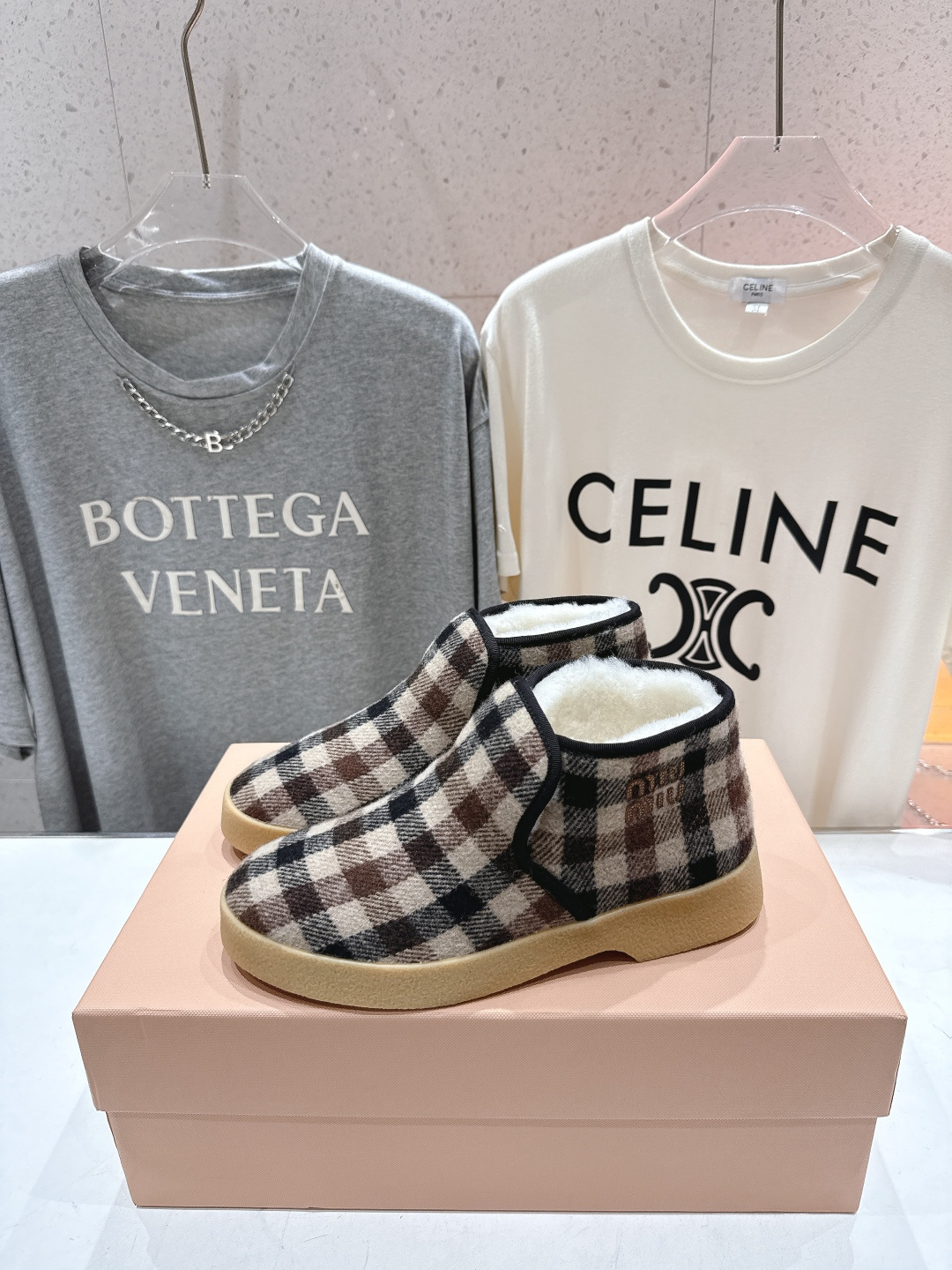 高版本出厂 MiuMiu/缪缪F022 2025ss秋冬走秀款·羊毛小短靴雪地靴毛毛鞋高帮棉鞋经常出现在