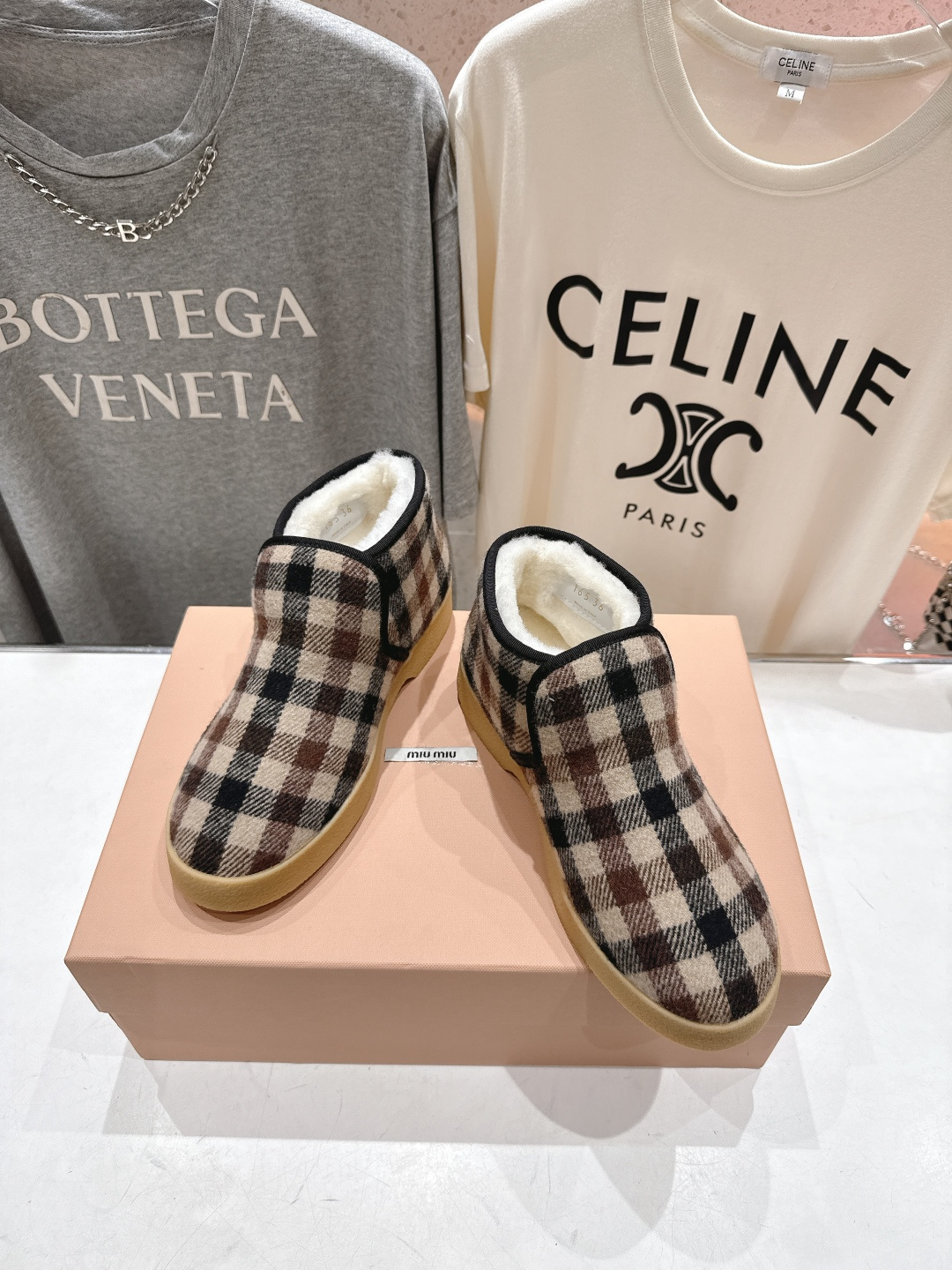 高版本出厂 MiuMiu/缪缪F022 2025ss秋冬走秀款·羊毛小短靴雪地靴毛毛鞋高帮棉鞋经常出现在