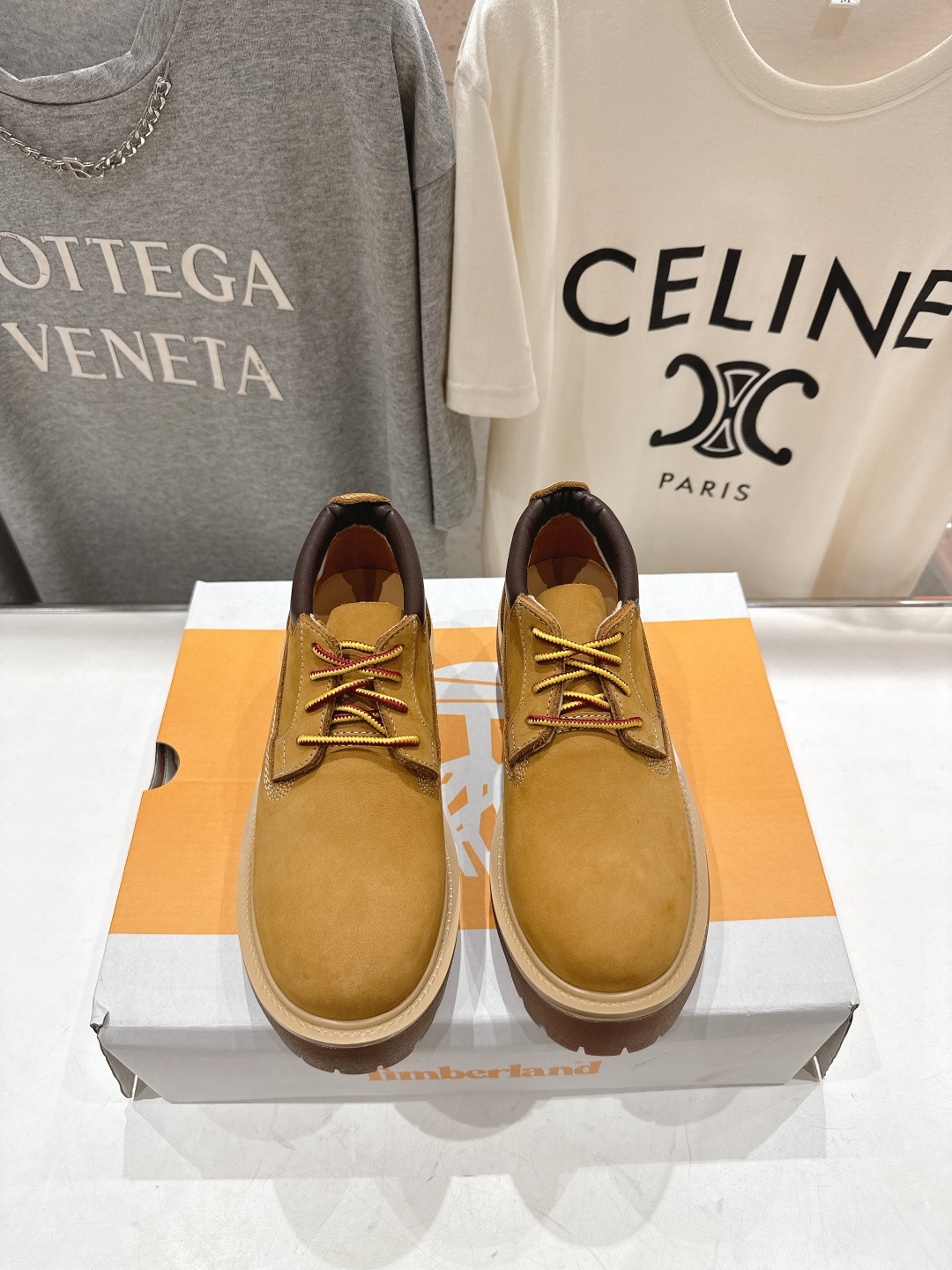 NO:667898,High version Timberland Timberland F035 26ss new thick-soled bumblebee big-toe shoes casual shoes, classics that never go out of style!  Durable and versatile, a must-have item paired with denim pants!  The upper is made of the original specially made waterproof nubago leather, which has excellent waterproofing, thermal insulation and breathability effects. The connection technology between the bottom and the leather surface is injection molding, so it is seamlessly connected and extremely durable. The predecessor of the rhubarb boots was the outdoor work boots of European and American lumberjacks. Therefore, it has multiple functions such as warmth, foot protection, waterproof, anti-slip, wear-resistant, etc., making it truly durable!  The upper is made of original imported first-layer cowhide, the lining is sheepskin, the sole is original custom-made rubber tendon outsole, size 35-44 (women's size 40, men's size 45, custom-made, non-returnable), boots, boots, cowhide, sheepskin19860909高版本 Timberland添柏岚F035 26ss新款厚底大黄蜂大头鞋休闲鞋单鞋 经典永不过时！耐穿百搭,搭配牛子裤必备单品！ 鞋面采用原版特制防水处理的牛巴戈皮面防水与保温透气效果都极佳 底部与皮面连接技术为射出注塑,因此达到无缝连接,并且极度耐穿 大黄靴的前生为欧美的伐木工人户外作业用靴 因此兼具保暖,护脚,防水,防滑,耐磨等多种功能,真正做到踢不烂！ 鞋面采用原版进口头层牛皮 内里垫脚羊皮 鞋底原版定制橡胶牛筋大底 码数35-44（女码40,男码45 定做不退换）,靴子,boots,cowhide,sheepskin,Women's Shoes