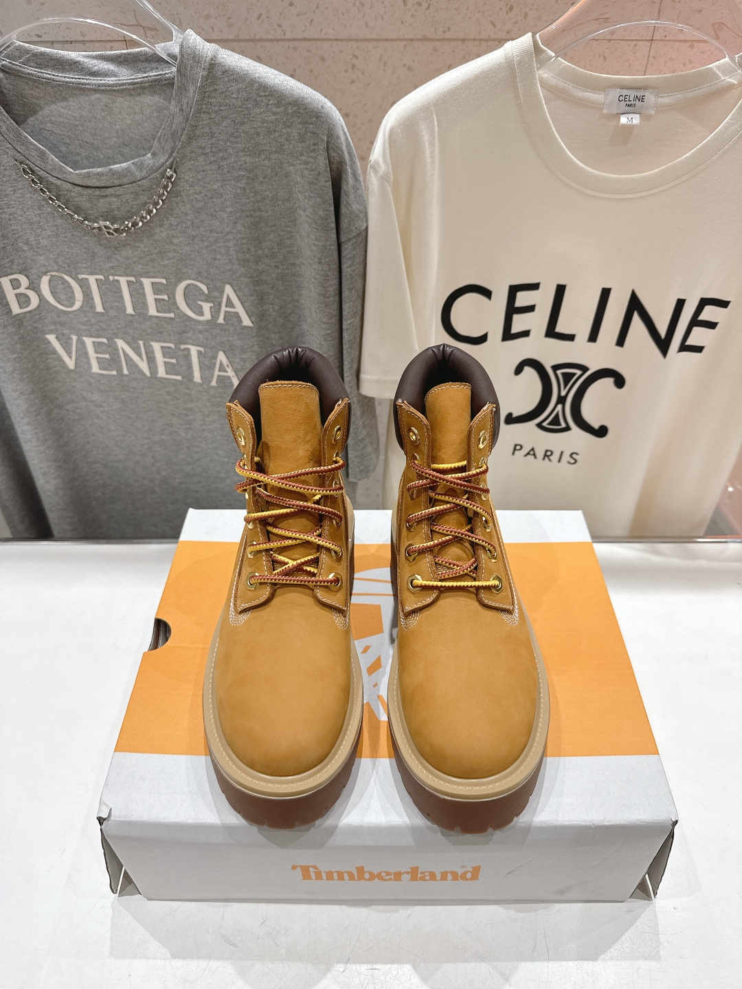 NO:667901,High version Timberland Timberland F035 26ss new thick-soled bumblebee rhubarb boots British style short boots Martin boots classics that never go out of style!  Durable and versatile, a must-have item paired with denim pants!  The upper is made of the original specially made waterproof nubago leather, which has excellent waterproofing, thermal insulation and breathability effects. The connection technology between the bottom and the leather surface is injection molding, so it is seamlessly connected and extremely durable. The predecessor of the rhubarb boots was the outdoor work boots of European and American lumberjacks. Therefore, it has multiple functions such as warmth, foot protection, waterproof, anti-slip, wear-resistant, etc., making it truly durable!  The upper is made of original imported first-layer cowhide, the lining is sheepskin, the sole is original custom-made rubber tendon outsole, size 35-44 (women's size 40, men's size 45, custom-made, non-returnable), boots, boots, cowhide, sheepskin19860909高版本 Timberland添柏岚F035 26ss新款厚底大黄蜂大黄靴英伦风短靴马丁靴 经典永不过时！耐穿百搭,搭配牛子裤必备单品！ 鞋面采用原版特制防水处理的牛巴戈皮面防水与保温透气效果都极佳 底部与皮面连接技术为射出注塑,因此达到无缝连接,并且极度耐穿 大黄靴的前生为欧美的伐木工人户外作业用靴 因此兼具保暖,护脚,防水,防滑,耐磨等多种功能,真正做到踢不烂！ 鞋面采用原版进口头层牛皮 内里垫脚羊皮 鞋底原版定制橡胶牛筋大底 码数35-44（女码40,男码45 定做不退换）,靴子,boots,cowhide,sheepskin,Women's Shoes