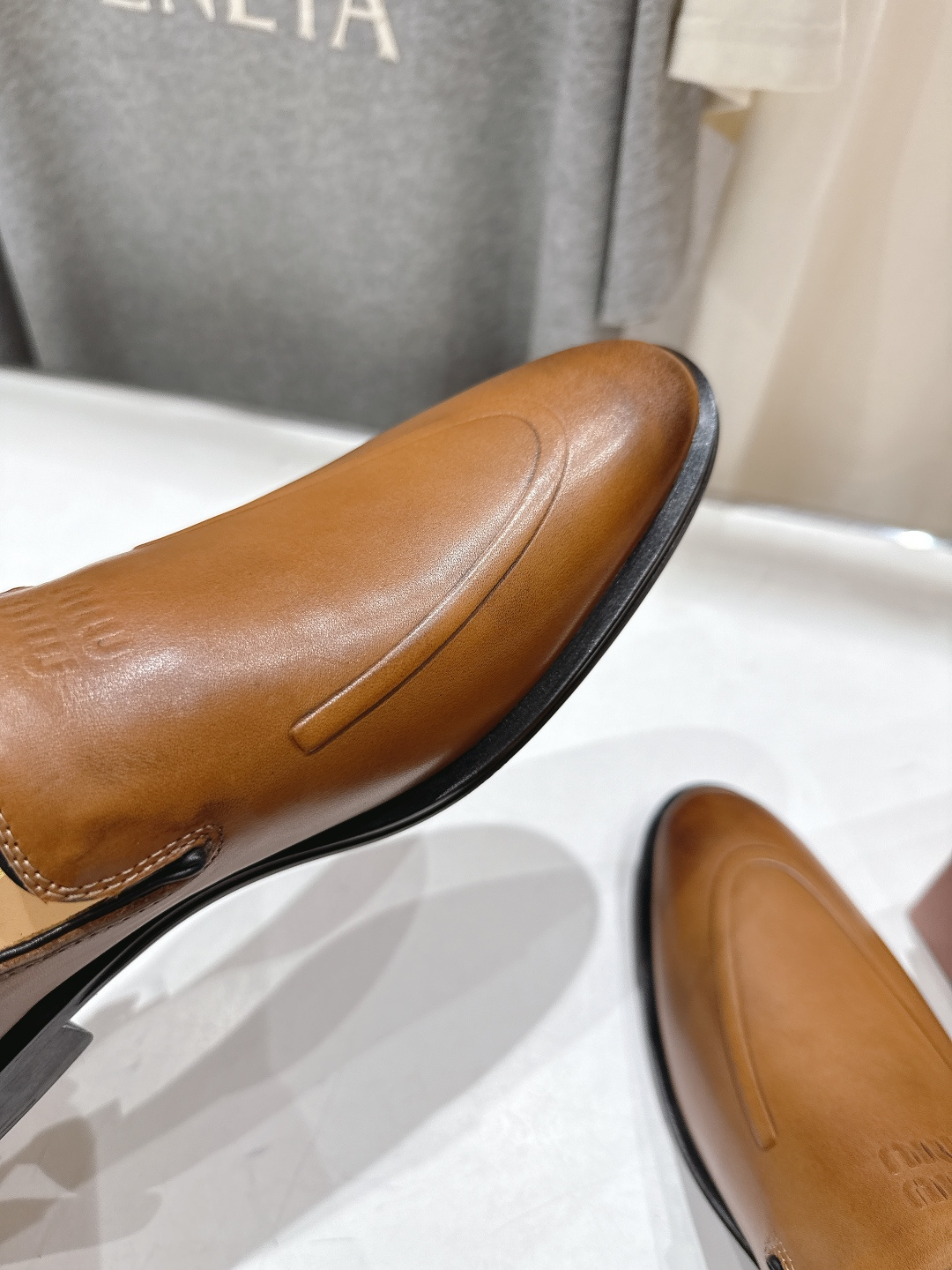 高版本出厂Miu Miu/缪缪F013 26ss春夏走秀新款复古做旧皮革乐福鞋休闲鞋小皮鞋将复古优雅与工