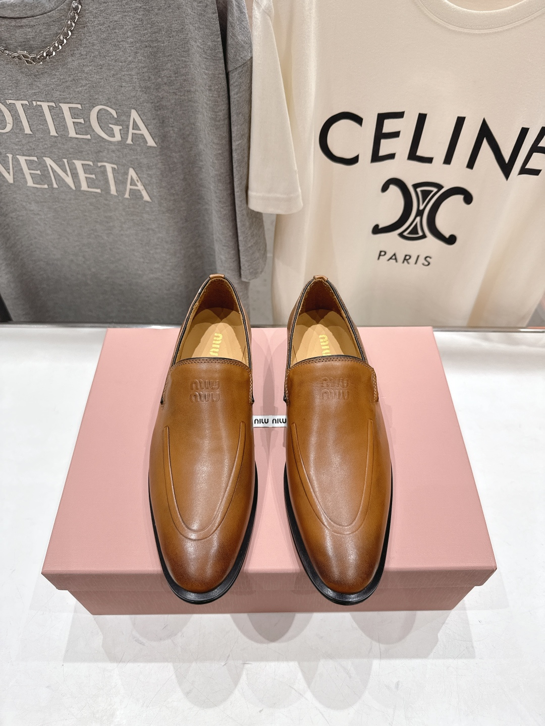 高版本出厂Miu Miu/缪缪F013 26ss春夏走秀新款复古做旧皮革乐福鞋休闲鞋小皮鞋将复古优雅与工