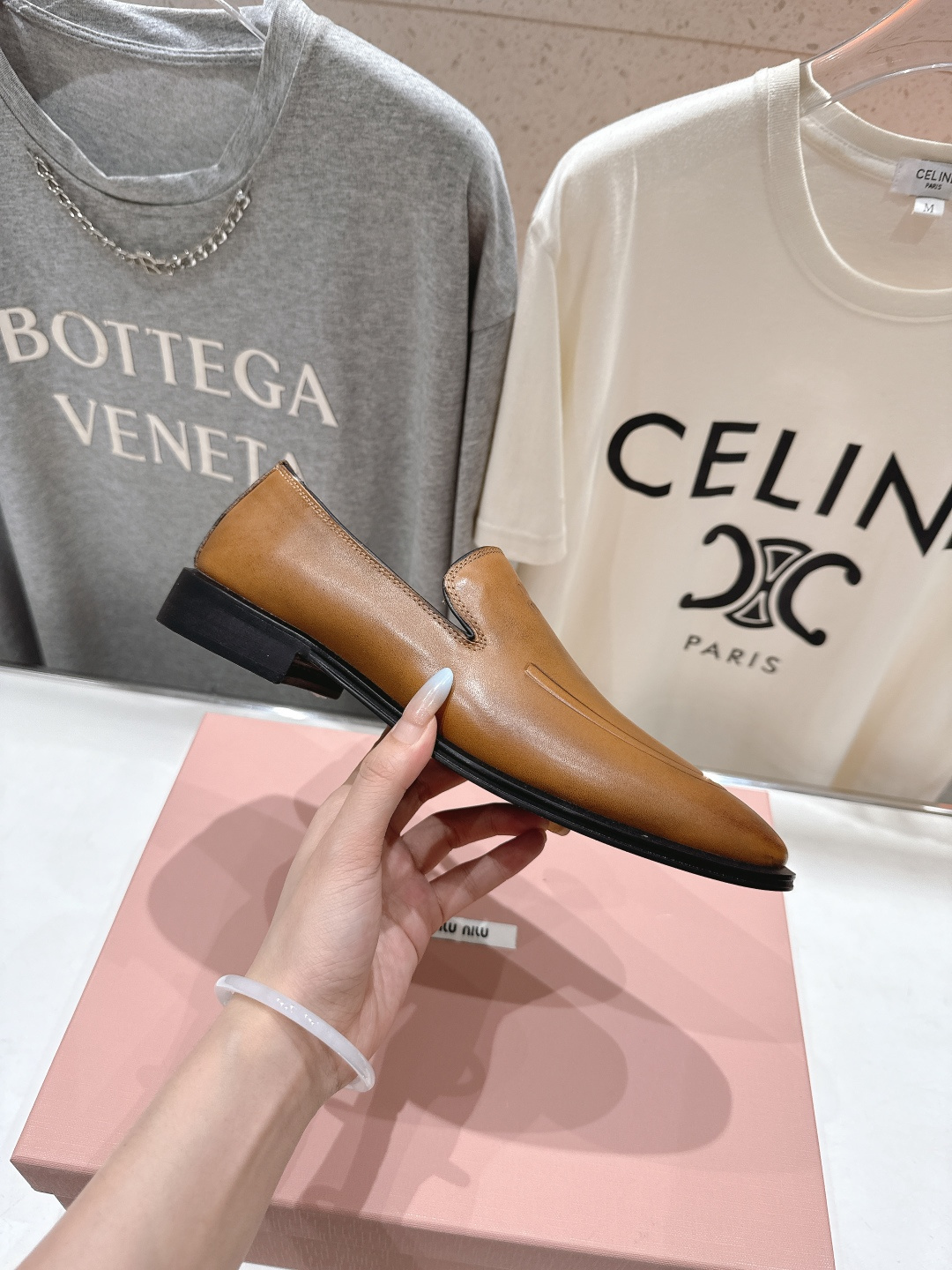 高版本出厂Miu Miu/缪缪F013 26ss春夏走秀新款复古做旧皮革乐福鞋休闲鞋小皮鞋将复古优雅与工