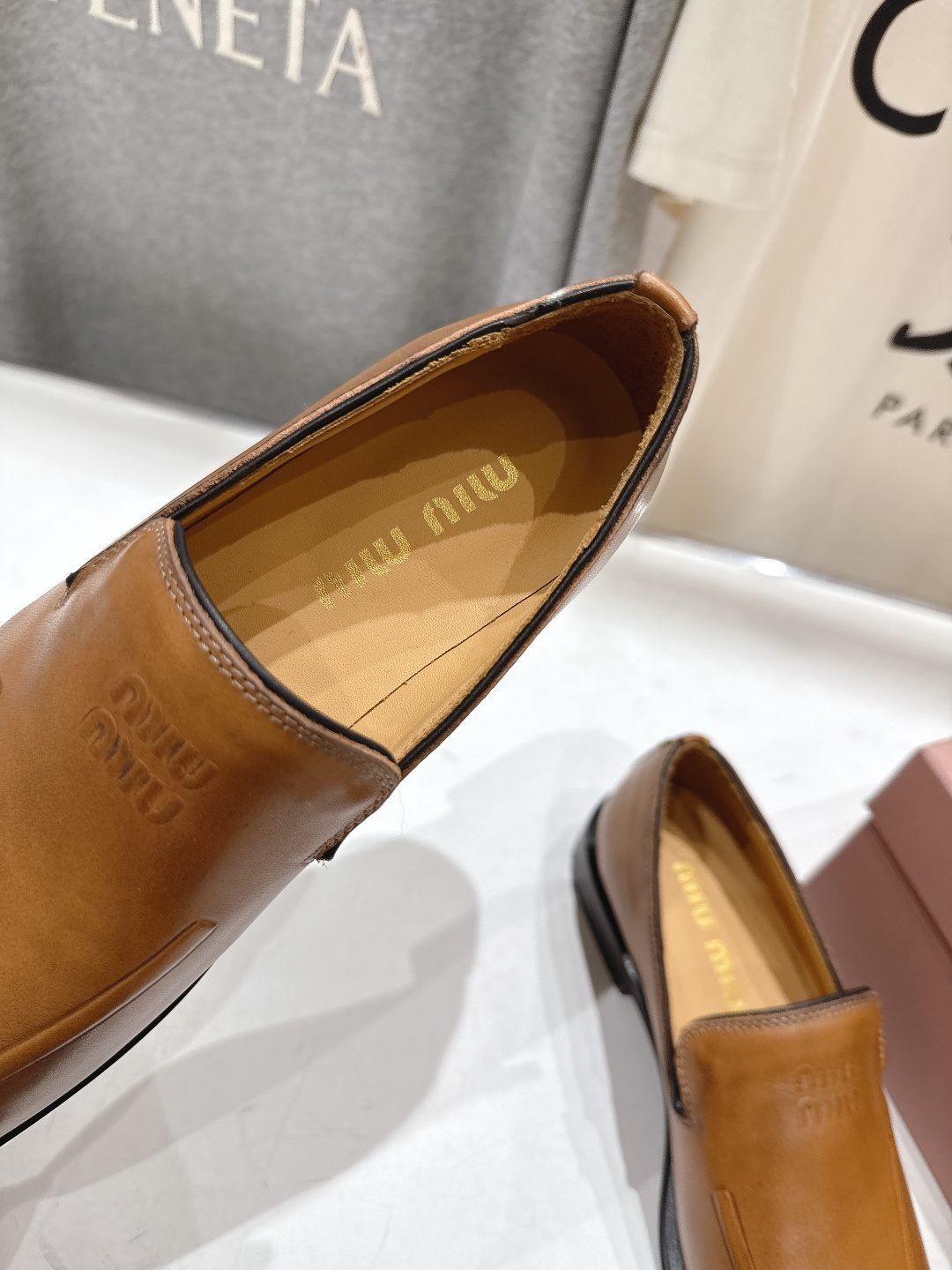 高版本出厂Miu Miu/缪缪F013 26ss春夏走秀新款复古做旧皮革乐福鞋休闲鞋小皮鞋将复古优雅与工