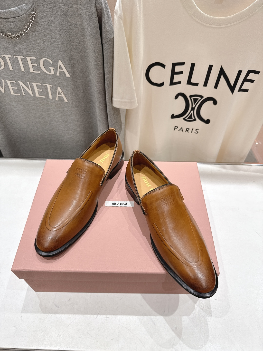 高版本出厂Miu Miu/缪缪F013 26ss春夏走秀新款复古做旧皮革乐福鞋休闲鞋小皮鞋将复古优雅与工