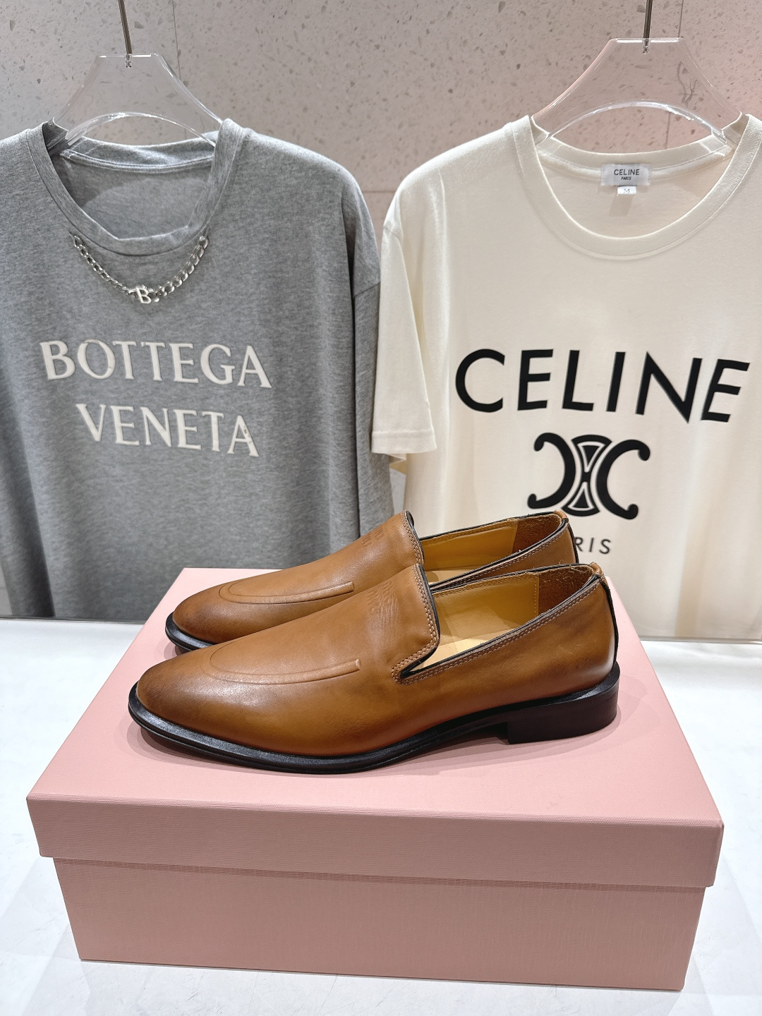 高版本出厂Miu Miu/缪缪F013 26ss春夏走秀新款复古做旧皮革乐福鞋休闲鞋小皮鞋将复古优雅与工