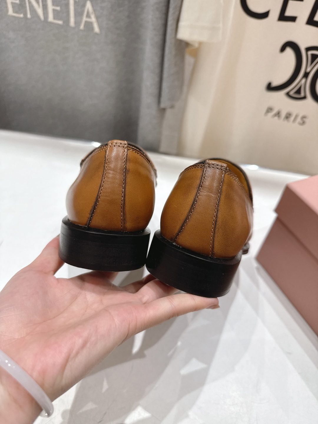 高版本出厂Miu Miu/缪缪F013 26ss春夏走秀新款复古做旧皮革乐福鞋休闲鞋小皮鞋将复古优雅与工