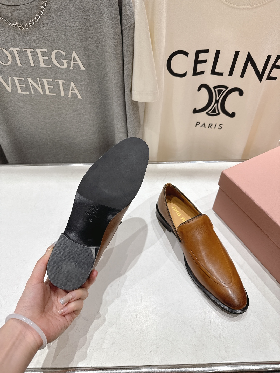 高版本出厂Miu Miu/缪缪F013 26ss春夏走秀新款复古做旧皮革乐福鞋休闲鞋小皮鞋将复古优雅与工