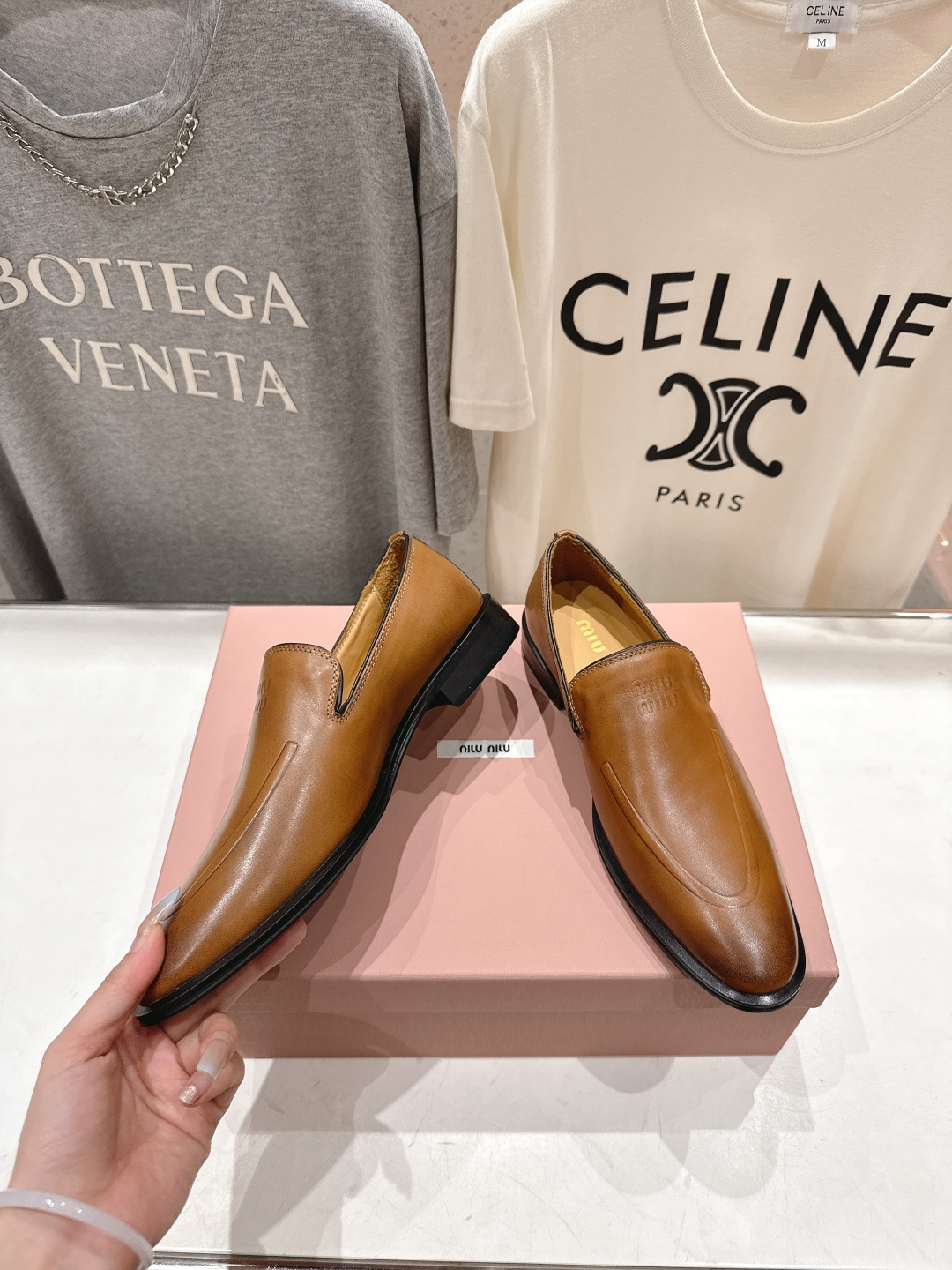 高版本出厂Miu Miu/缪缪F013 26ss春夏走秀新款复古做旧皮革乐福鞋休闲鞋小皮鞋将复古优雅与工