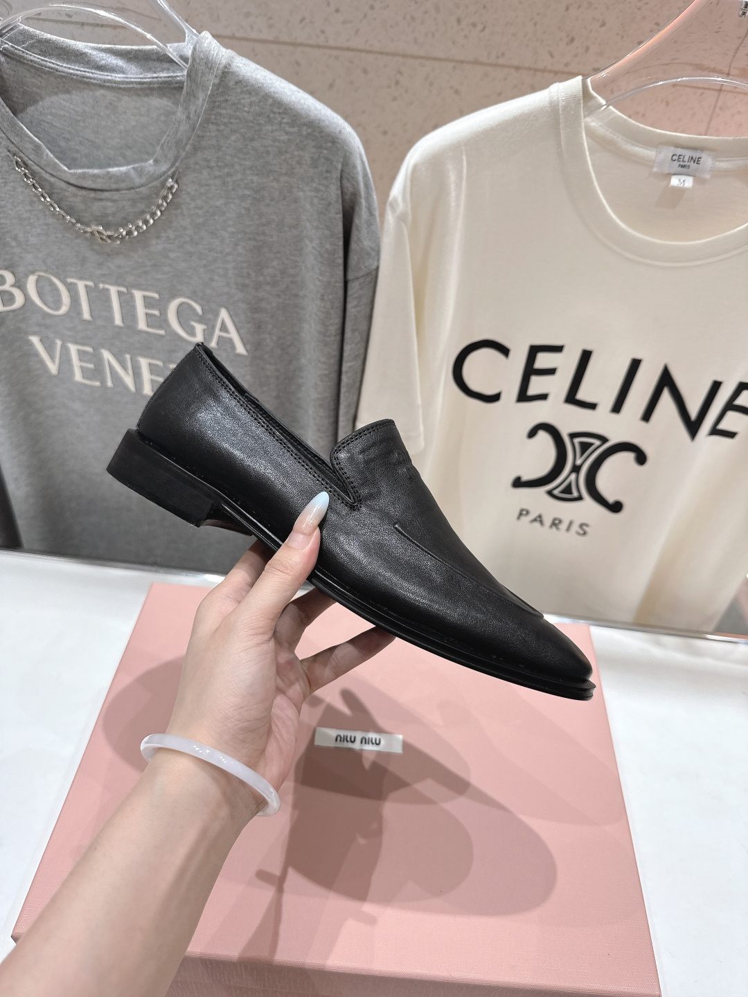 高版本出厂Miu Miu/缪缪F013 26ss春夏走秀新款复古做旧皮革乐福鞋休闲鞋小皮鞋将复古优雅与工