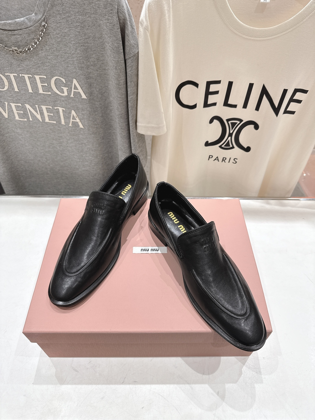 高版本出厂Miu Miu/缪缪F013 26ss春夏走秀新款复古做旧皮革乐福鞋休闲鞋小皮鞋将复古优雅与工