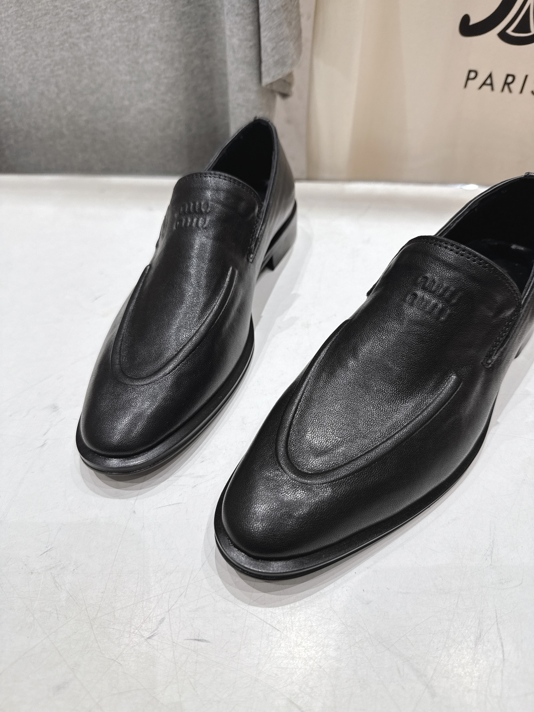 高版本出厂Miu Miu/缪缪F013 26ss春夏走秀新款复古做旧皮革乐福鞋休闲鞋小皮鞋将复古优雅与工