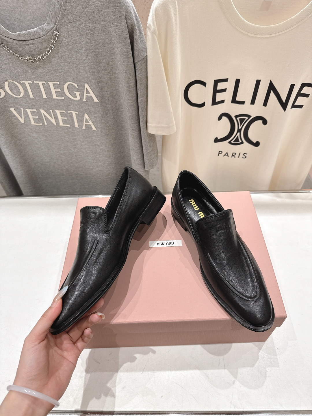 高版本出厂Miu Miu/缪缪F013 26ss春夏走秀新款复古做旧皮革乐福鞋休闲鞋小皮鞋将复古优雅与工