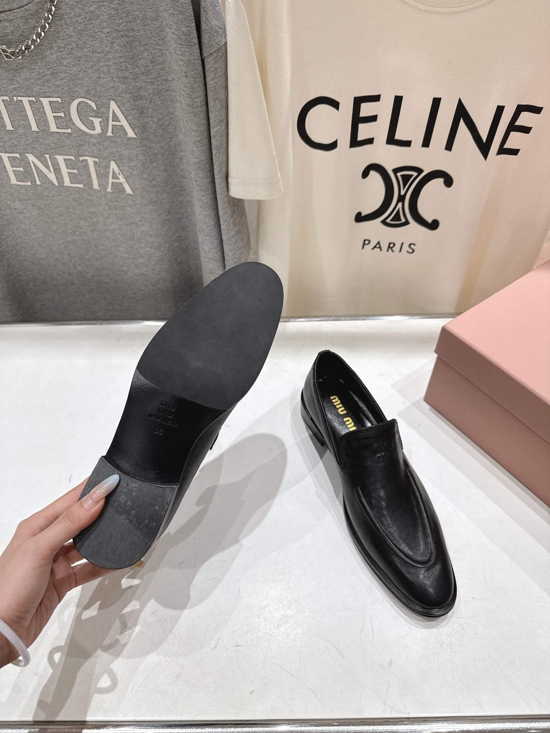 高版本出厂Miu Miu/缪缪F013 26ss春夏走秀新款复古做旧皮革乐福鞋休闲鞋小皮鞋将复古优雅与工