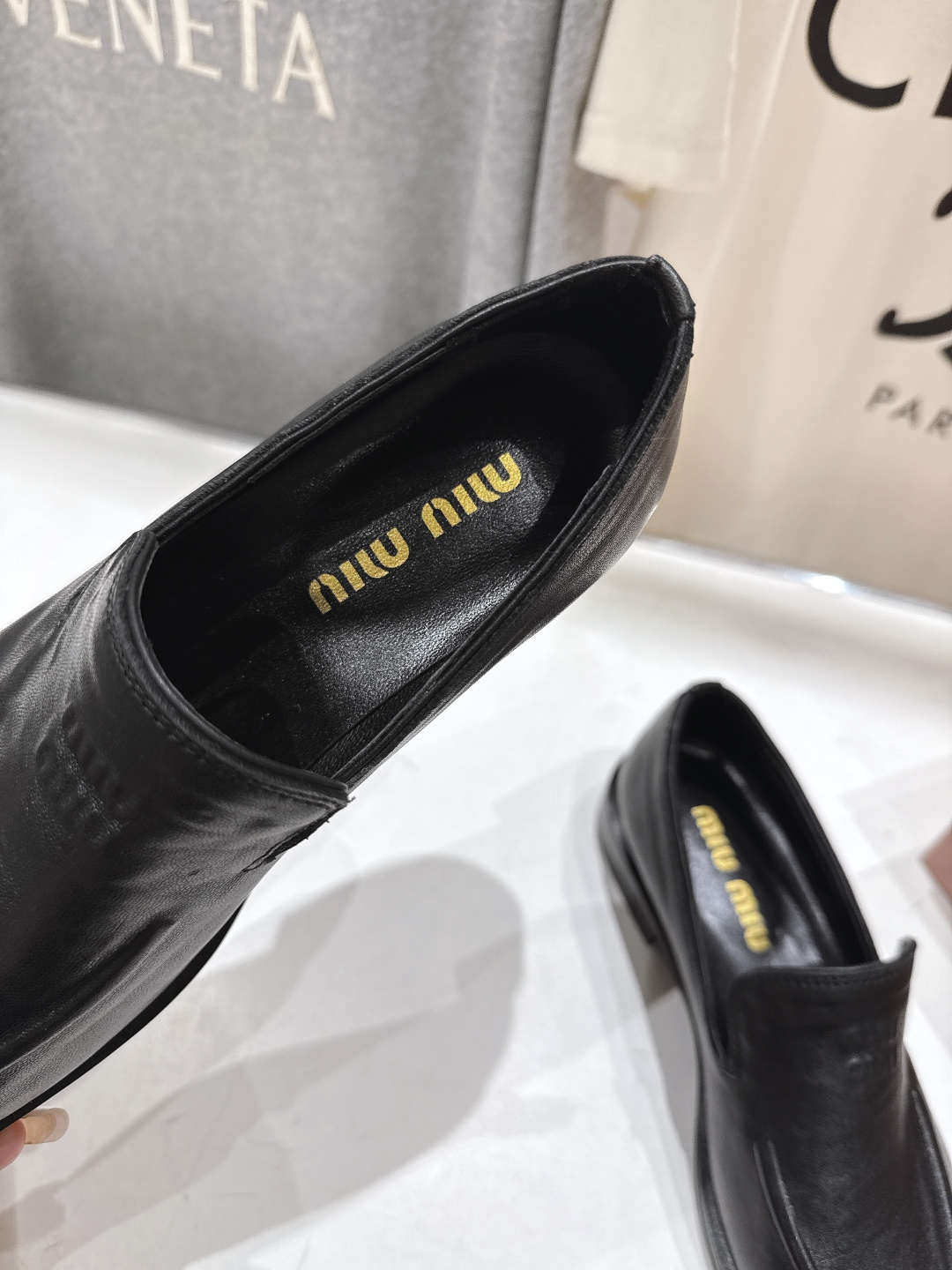 高版本出厂Miu Miu/缪缪F013 26ss春夏走秀新款复古做旧皮革乐福鞋休闲鞋小皮鞋将复古优雅与工