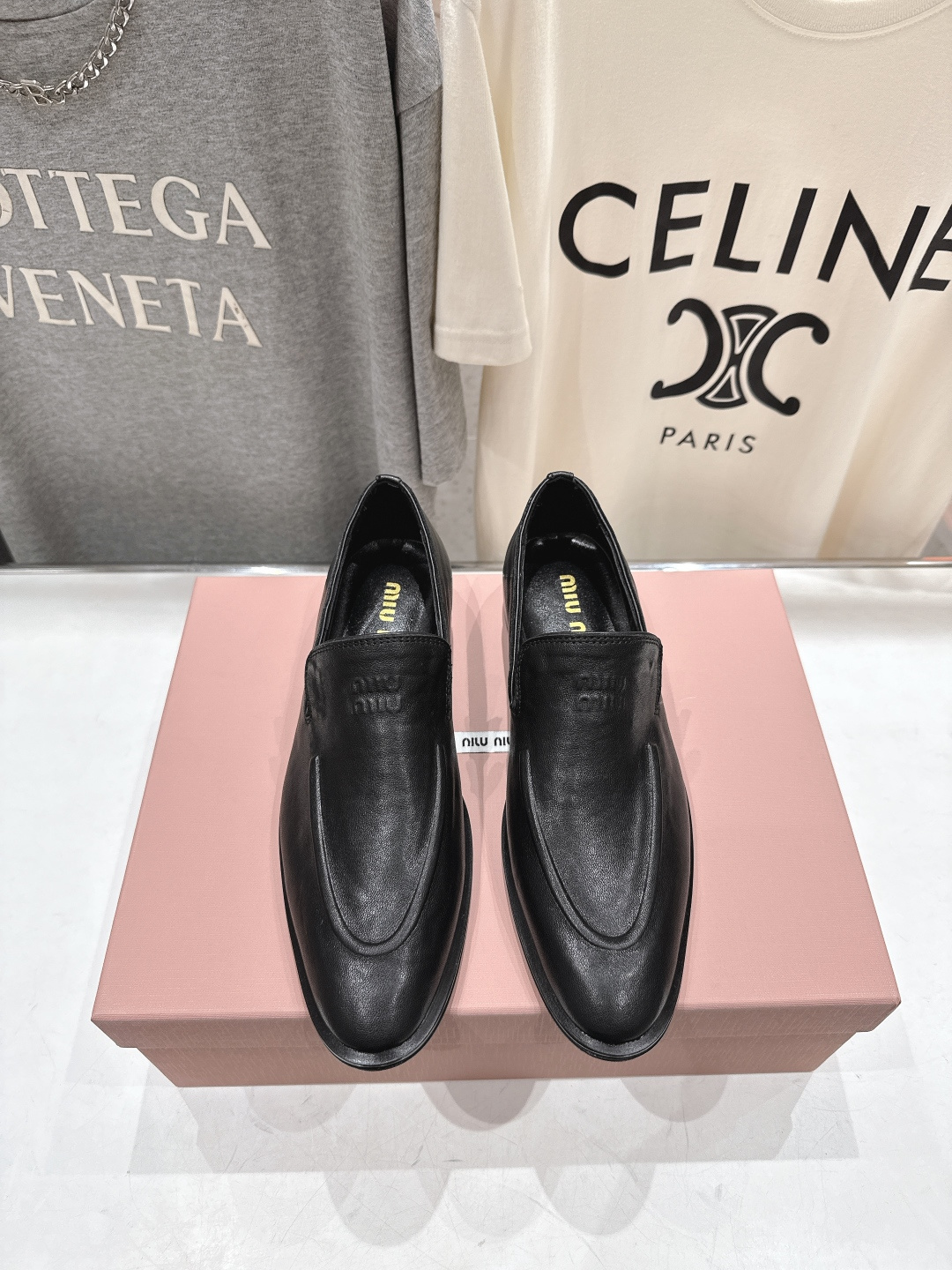 NO:594687,The high version of Miu Miu/Miu Miu F013 26ss spring and summer catwalk new retro distressed leather loafers, casual shoes, small leather shoes, combines retro elegance with the distressed texture of workwear, redefining the relaxed feeling of women's daily shoes. Made of Italian first-layer calfskin, hand-rubbed and distressed, it presents a natural retro texture of caramel brown, soft and elastic, and fits the shape of the foot over time. Sheepskin lining, rubber composite outsole, taking into account support and walking comfort.  Fabric imported first-layer cowhide, sheepskin lining, outsole original composite rubber outsole, size 35-40 (custom-made for 40, non-returnable), leather shoes, miumiu, loafers, cowhide, sheepskin19860909高版本 Miu Miu/缪缪F013 26ss春夏走秀新款复古做旧皮革乐福鞋休闲鞋小皮鞋 将复古优雅与工装做旧质感碰撞融合,重新定义女性日常鞋履的松弛感.采用意大利头层小牛皮,经手工擦色做旧处理,呈现焦糖棕的自然复古肌理,软弹不塌且越穿越贴合脚型,内里羊皮,橡胶复合大底,兼顾支撑性与步行舒适感. 面料进口头层牛皮 内里羊皮内里 大底原版复合橡胶大底 码数35-40（40订做不退换）,皮鞋,miumiu,loafers,cowhide,sheepskin,Women's Shoes