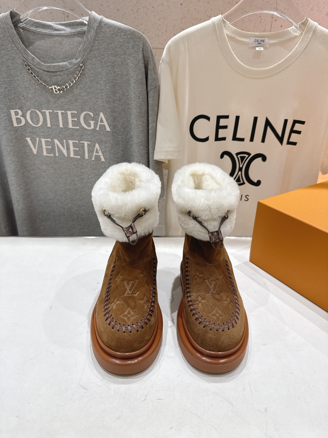 NO:594693,High version LOUIS VUITTON ss25 LV brand autumn and winter new thick-soled snow boots warm short boots LV winter ski series Monogram snow boots, highly recognizable! Many celebrity internet celebrities have grown their shoes. Ultra-fine suede leather uppers are waterproof, windproof and warm. The wool lining is comfortable and breathable. Now is the season, so those who are keen on stocking up should hurry up and stock up. Wear shoes in winter for running and jumping every day. The most important thing is that the soles should be lightweight! Ultra-light, MAX comfort, it really feels like stepping on shit. With proven quality, you don’t have to choose too much when buying shoes. You really don’t! It is to strive for the highest cost performance, and the trendy attitude of both strength and softness makes it a daily choice. The upper is imported custom-made high-mercerized suede leather, the lining is imported wool, the outsole is original molded non-slip outsole, the size is 35-41 (40.41 is customized and non-returnable), snow boots, louis vuitton, louis vuitton, louis vuitton, boots19860909高版本   LOUIS VUITTON ss25 LV驴牌秋冬新款厚底雪地靴保暖短靴 LV冬季滑雪系列Monogram雪地靴,辦识度超高！超多明星网红种草 超细腻反绒皮鞋面 防水防风又保暖 羊毛内里舒适又透气,现在正当季,剁手党抓紧囤起来,冬天穿着鞋子每天跑跑跳跳,最重要就是鞋底要轻便！超轻便,舒适感MAX,真的是踩屎感十足 经得住考验的品质,买鞋不用太多选择,真不需要！就是争取到最高性价比,亦刚亦柔的潮流姿态成就日常佳选. 鞋面进口定制高丝光反绒皮 内里进口羊毛 大底原版开模防滑大底 码数35-41（40.41订做不退换）,雪地靴,louis vuitton,louis vuitton,louis vuitton,boots,Women's Shoes