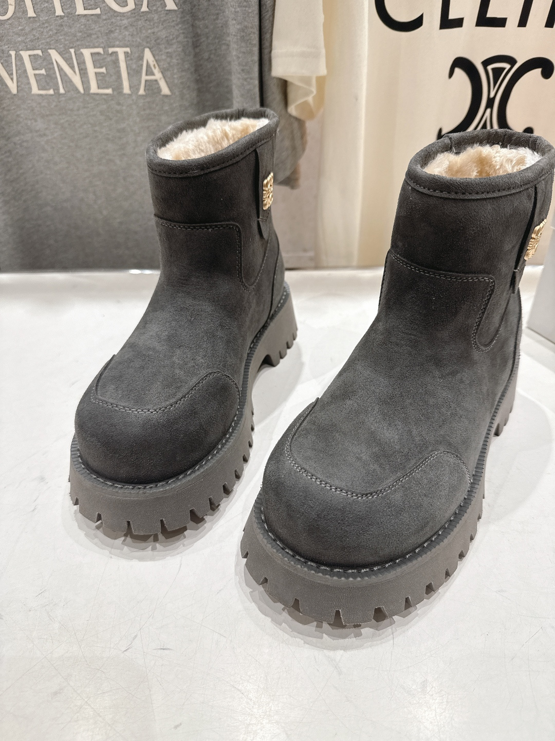 高版本出厂 Loewe/罗意威F036 25ss冬季最新保暖雪地靴羊毛靴短靴顶级版本，这么保暖还能这么轻