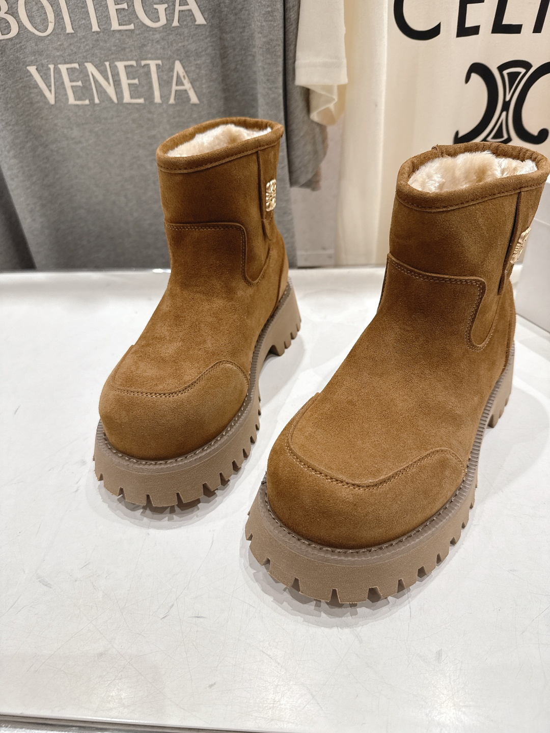 高版本出厂 Loewe/罗意威F036 25ss冬季最新保暖雪地靴羊毛靴短靴顶级版本，这么保暖还能这么轻