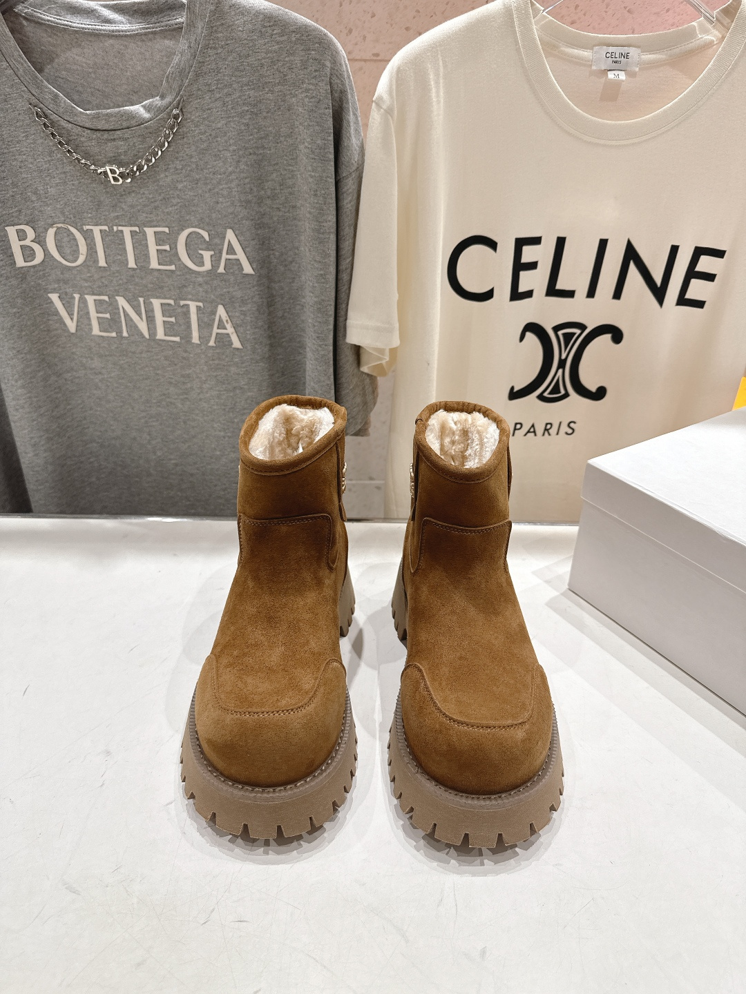 NO:594681,High version Loewe/Loewe F036 25ss latest winter warm snow boots wool boots and short boots. The top version. The boots that are so warm and so light and soft can only be Loewe. They are light and soft. The upper feet are very cute, and they are especially warm and comfortable. Who can refuse such a pair of warm, light and soft boots? A must-have item for autumn and winter. The fabric is imported environmentally friendly suede material. The lining is environmentally friendly woven wool. The outsole is an original open-molded EVA anti-slip sole.  Size35-40 (40 is custom-made and cannot be returned or exchanged), snow boots, loewe, loewe, boots19860909高版本  Loewe/罗意威F036 25ss冬季最新保暖雪地靴羊毛靴短靴 顶级版本,这么保暖还能这么轻这么软乎的靴子也只能是罗意威了吧 轻盈柔软.上脚非常可爱,而且特别保暖舒适.这么一双又保暖、又轻盈又软平的靴子谁能拒绝,秋冬必备单品 面料进口环保绒面材质 内里环保编织毛 大底原版开模EVA防滑鞋底 Size35-40（40订做不退换）,雪地靴,loewe,loewe,boots,Women's Shoes