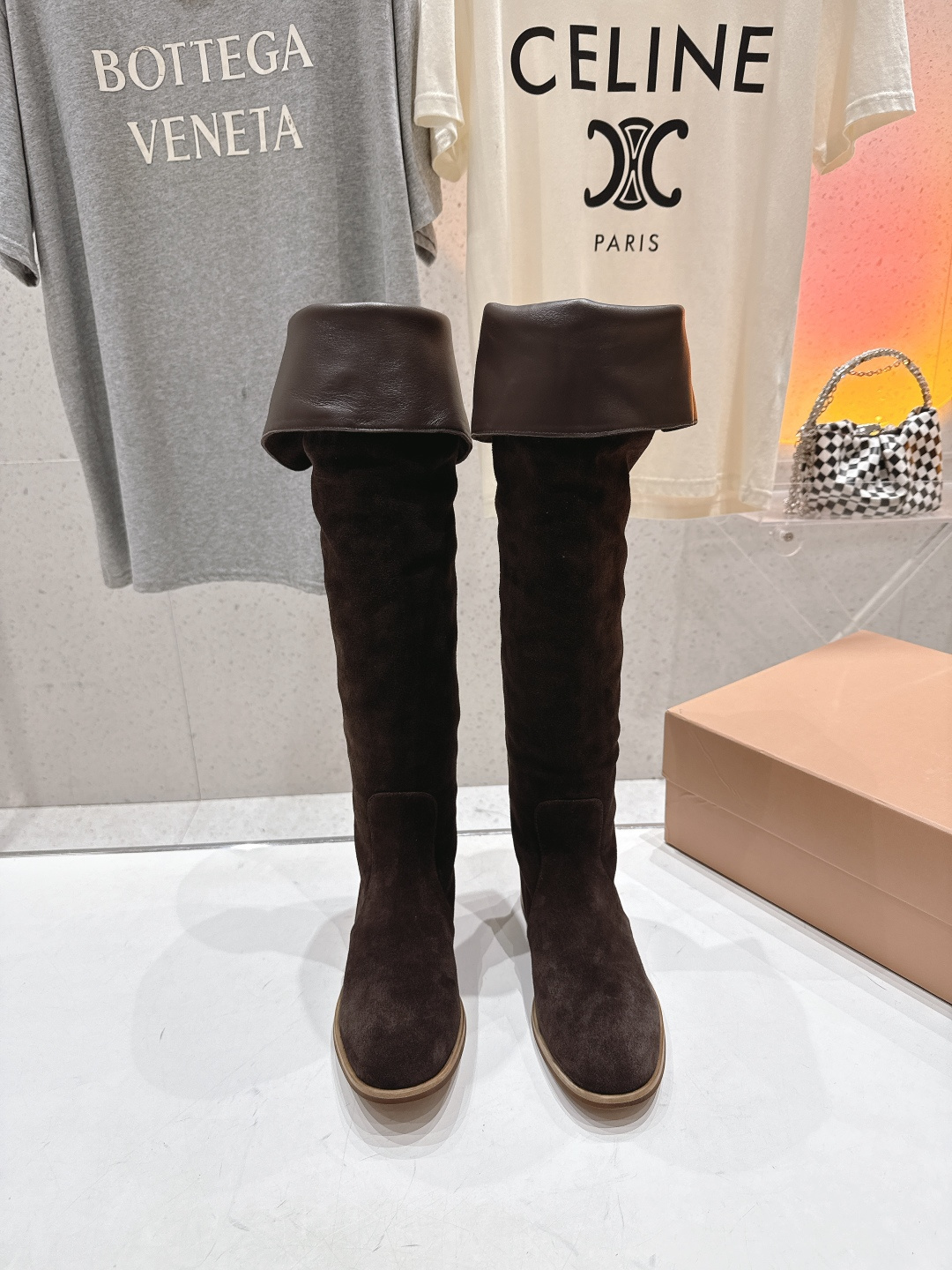 NO:594685,High version Gianvito Rossi/Gianvito Rossi F017 GR 2025ss new sexy flat-soled over-the-knee boots Gianvito Rossi adheres to its traditional Italian craftsmanship, focusing on exquisite details to create an elegant and feminine look. The right height is very long and slender, a classic and versatile pair of boots suitable for the entire wardrobe. It is very noble and elegant to wear. The material is high mercerized suede cowhide, and the lining is imported sheepskin. Outsole Italian imported genuine leather outsole  Size 35-40 (custom size 40 is non-refundable), boots, cowhide, sheepskin, Leather soles19860909高版本  Gianvito Rossi/吉安维托·罗西 F017 GR 2025ss新款性感平底过膝长靴 Gianvito Rossi秉承了其传统意大利工艺,专注精巧细节,打造优雅女人味.恰到好处的筒高非常显腿修长,经典且百搭的一双靴子适配整个衣柜.穿上非常高贵且优雅 材质高丝光反绒牛皮 内里垫脚进口羊皮 大底意大利进口真皮大底 码数35-40（40定制不退换）,靴子,boots,cowhide,sheepskin,Leather soles,Women's Shoes