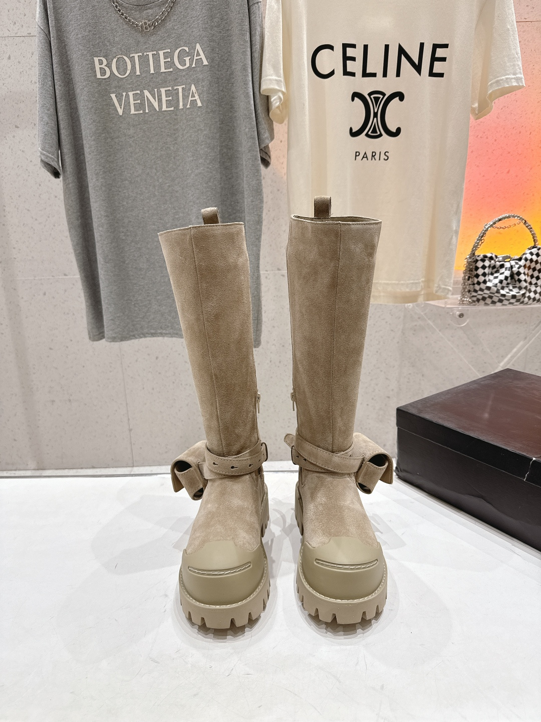 NO:594684,High version of super niche brand DYMONLATRY 2025ss new thick-soled work boots for autumn and winter Martin boots with strappy mid-boots. Comes with thick-soled and elevated soles, which can be easily stretched to a higher proportion and control the sporty street style. The original molded custom line data brings rich details and comfort to minimalist outfits. Super versatile, casual matching in daily life, you can get a sense of luxury easily and effortlessly. The fabric is imported waxed cowhide/high mercerized suede leather. The lining is imported cowhide.  Outsole ZP molded outsole Size 35~40 (40 is custom-made and non-returnable), boots, boots, cowhide19860909高版本  超小众品牌DYMONLATRY 2025ss秋冬新款厚底工装靴马丁靴绑带中靴 自带厚底增高鞋底,轻松拉长比例增高,驾驭运动感街头造型 原版开模定制线条数据为极简穿搭带来丰富细节与舒适感 超级百搭,日常随意搭配,轻松不费力就能get到高级感 面料进口打蜡牛皮/高丝光反绒皮 内里垫脚进口牛皮 大底zp开模大底 码数35～40（40订做不退换）,靴子,boots,cowhide,Women's Shoes