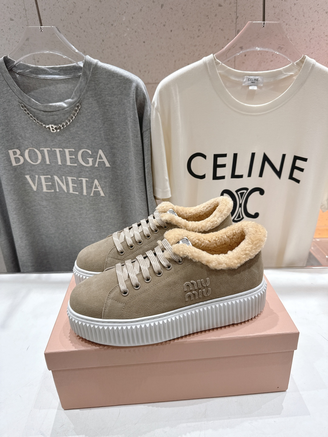 高版本出厂 MiuMiu/缪缪F015 2025ss秋冬新款系带厚底羊毛小白鞋运动休闲鞋毛毛鞋这款系带运