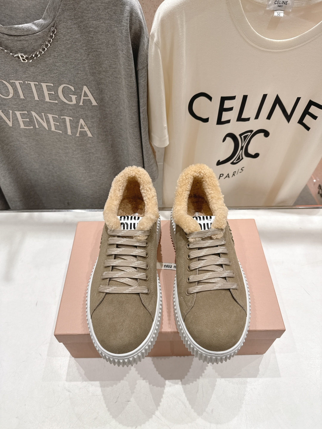 高版本出厂 MiuMiu/缪缪F015 2025ss秋冬新款系带厚底羊毛小白鞋运动休闲鞋毛毛鞋这款系带运