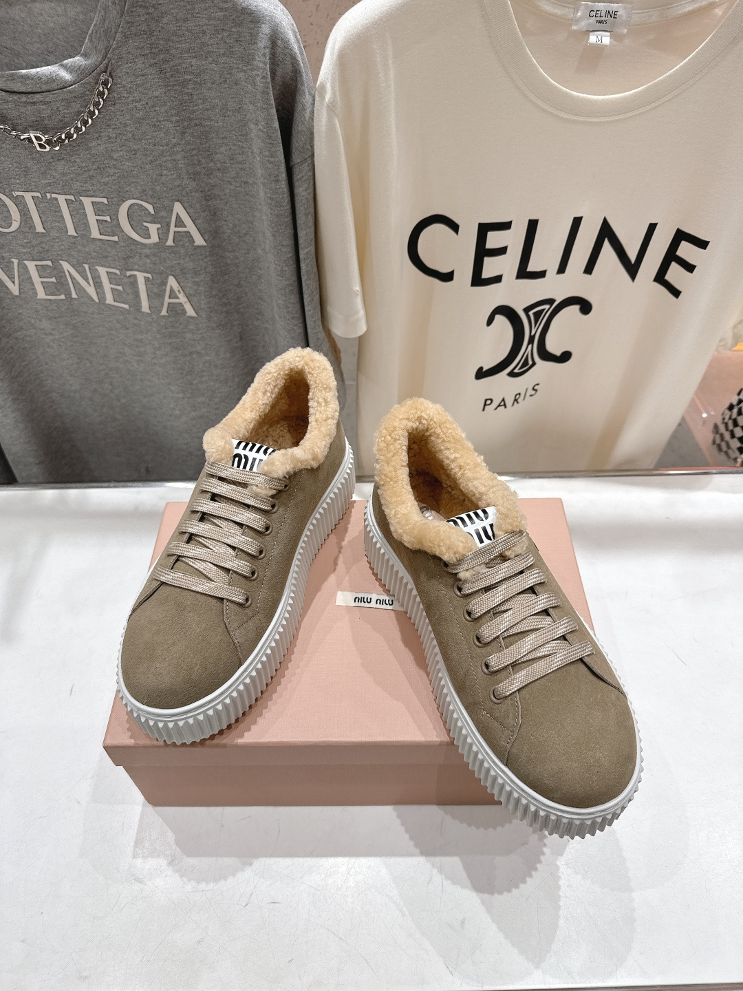 高版本出厂 MiuMiu/缪缪F015 2025ss秋冬新款系带厚底羊毛小白鞋运动休闲鞋毛毛鞋这款系带运