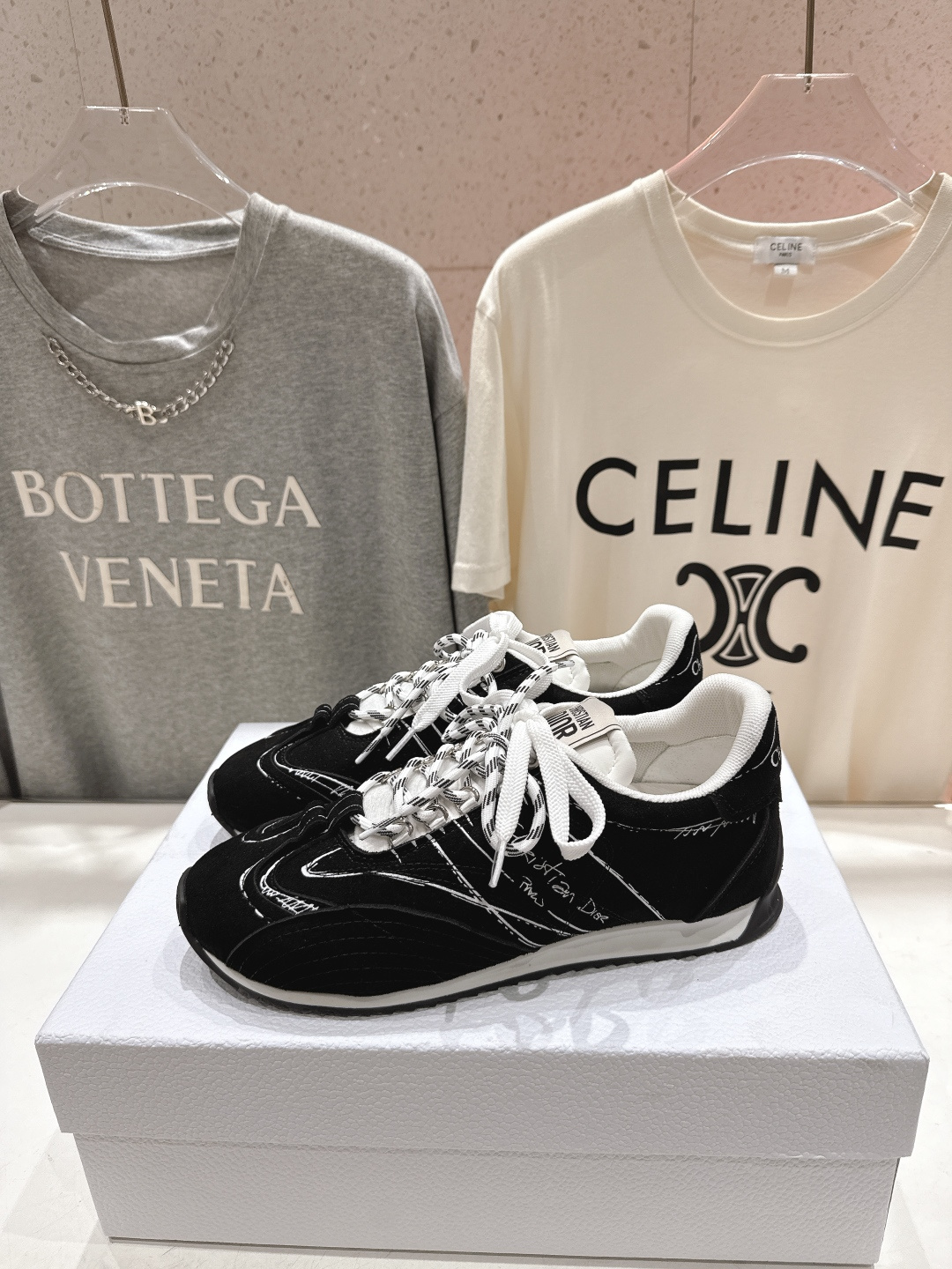 市场高版本 Dior*迪奥D家F019 vibe运动鞋是ss25新款发布秀标志性款式，融入d家高定精神诠