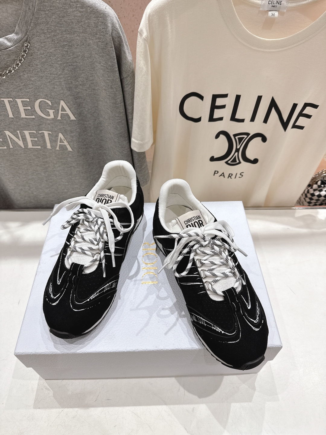 市场高版本 Dior*迪奥D家F019 vibe运动鞋是ss25新款发布秀标志性款式，融入d家高定精神诠