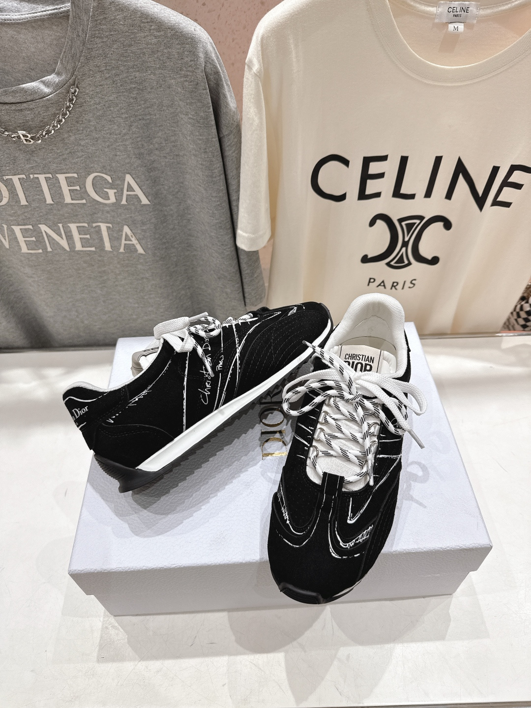 市场高版本 Dior*迪奥D家F019 vibe运动鞋是ss25新款发布秀标志性款式，融入d家高定精神诠