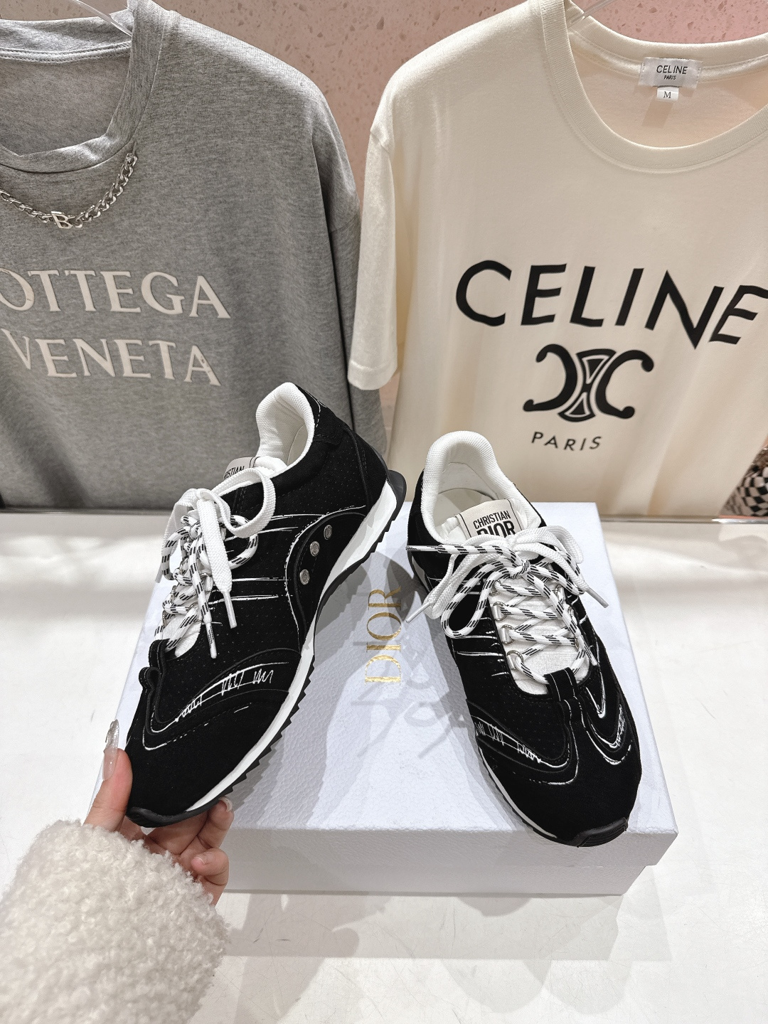 市场高版本 Dior*迪奥D家F019 vibe运动鞋是ss25新款发布秀标志性款式，融入d家高定精神诠