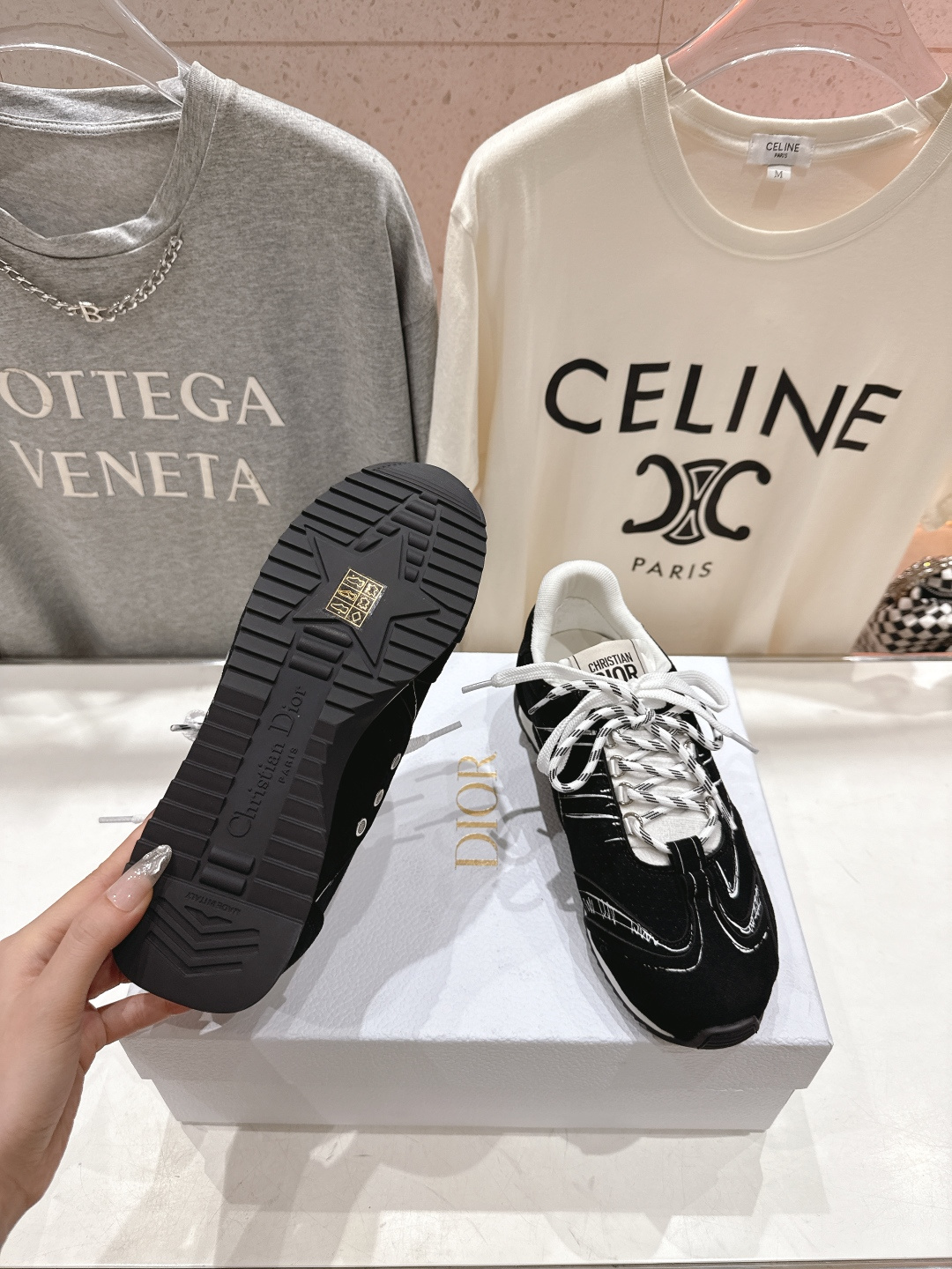 市场高版本 Dior*迪奥D家F019 vibe运动鞋是ss25新款发布秀标志性款式，融入d家高定精神诠