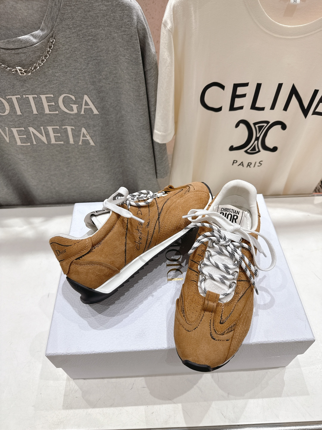 市场高版本 Dior*迪奥D家F019 vibe运动鞋是ss25新款发布秀标志性款式，融入d家高定精神诠