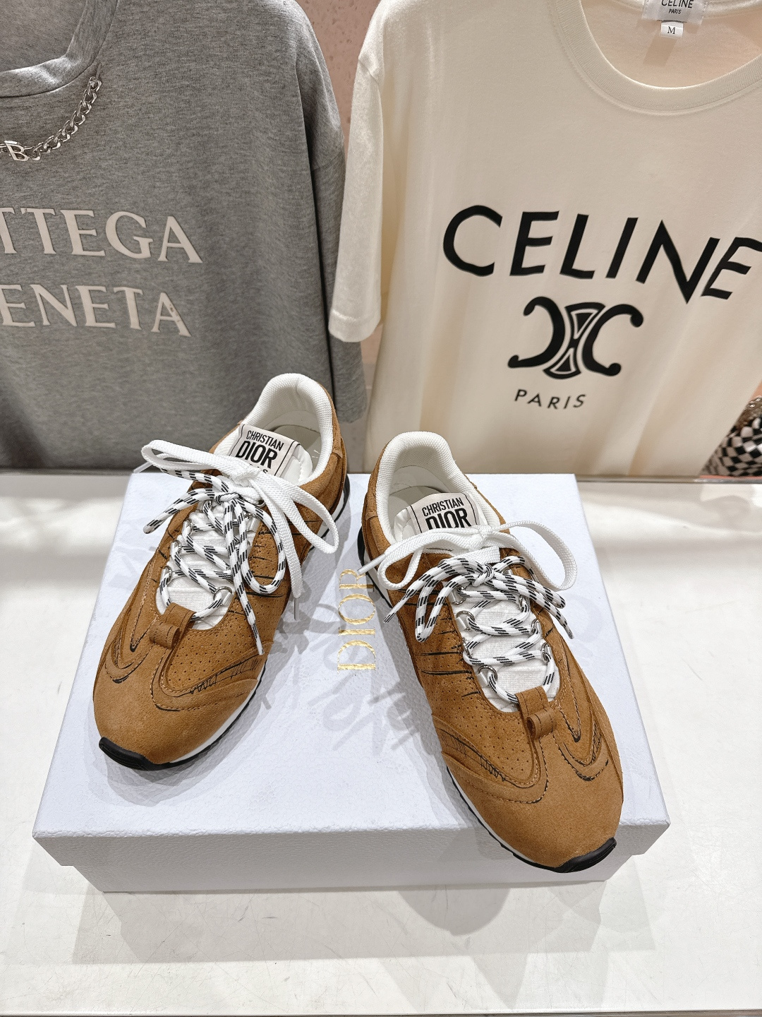 市场高版本 Dior*迪奥D家F019 vibe运动鞋是ss25新款发布秀标志性款式，融入d家高定精神诠