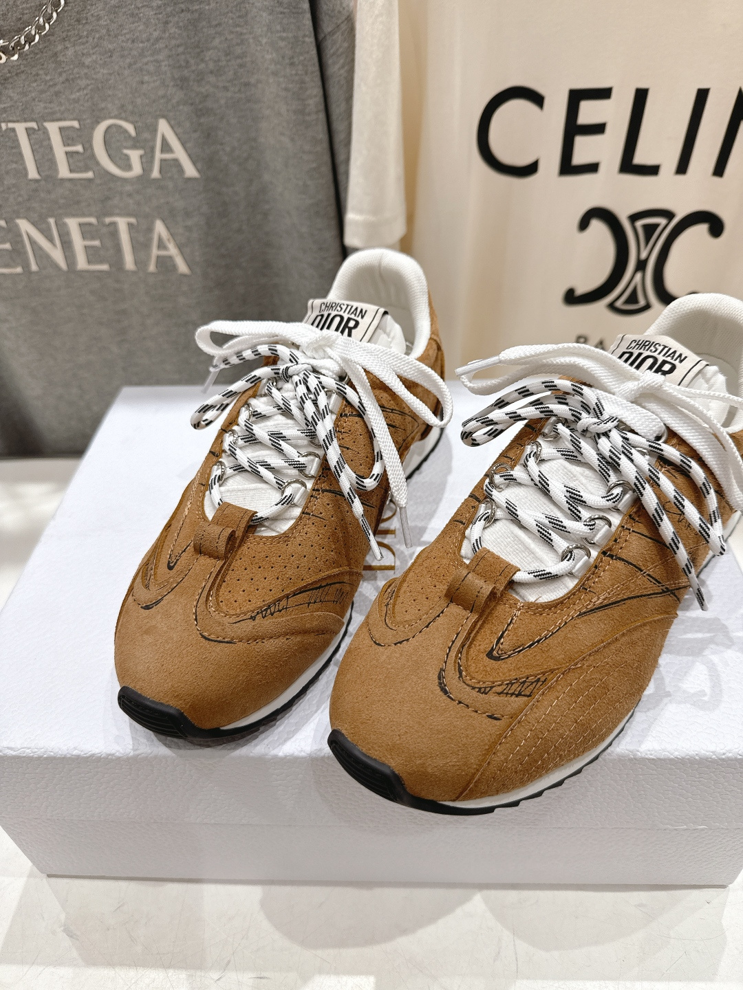 市场高版本 Dior*迪奥D家F019 vibe运动鞋是ss25新款发布秀标志性款式，融入d家高定精神诠