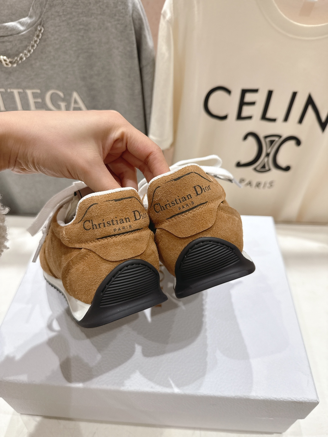 市场高版本 Dior*迪奥D家F019 vibe运动鞋是ss25新款发布秀标志性款式，融入d家高定精神诠