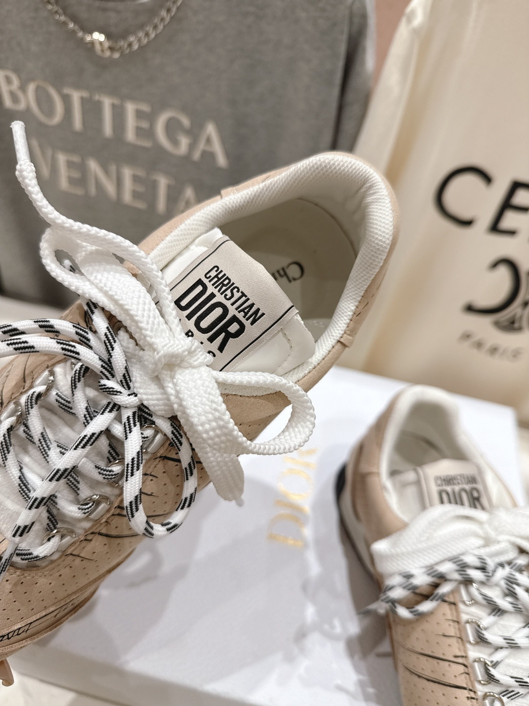 市场高版本 Dior*迪奥D家F019 vibe运动鞋是ss25新款发布秀标志性款式，融入d家高定精神诠