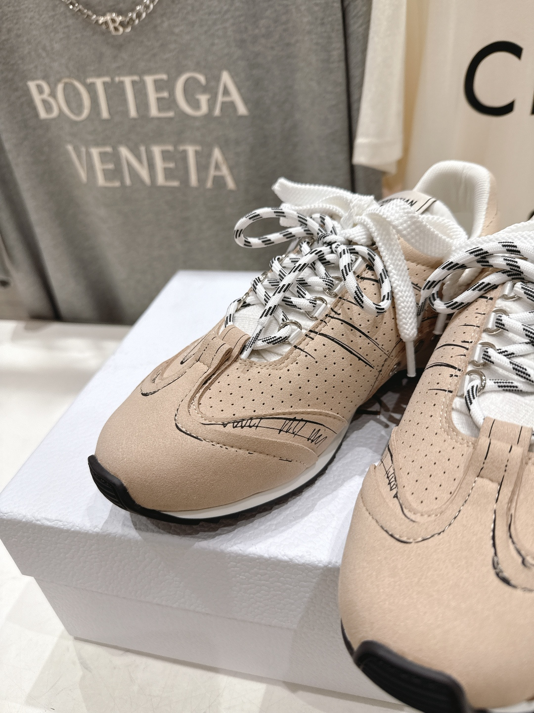 市场高版本 Dior*迪奥D家F019 vibe运动鞋是ss25新款发布秀标志性款式，融入d家高定精神诠