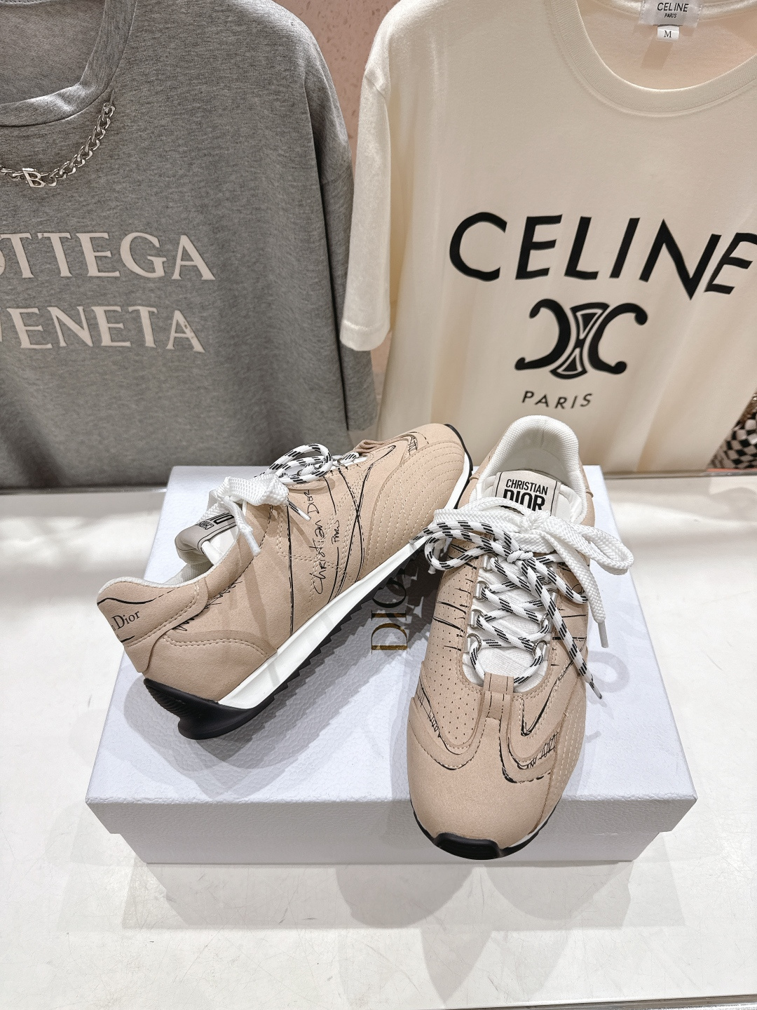 市场高版本 Dior*迪奥D家F019 vibe运动鞋是ss25新款发布秀标志性款式，融入d家高定精神诠