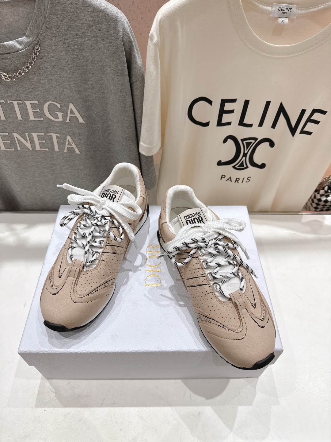 市场高版本 Dior*迪奥D家F019 vibe运动鞋是ss25新款发布秀标志性款式，融入d家高定精神诠