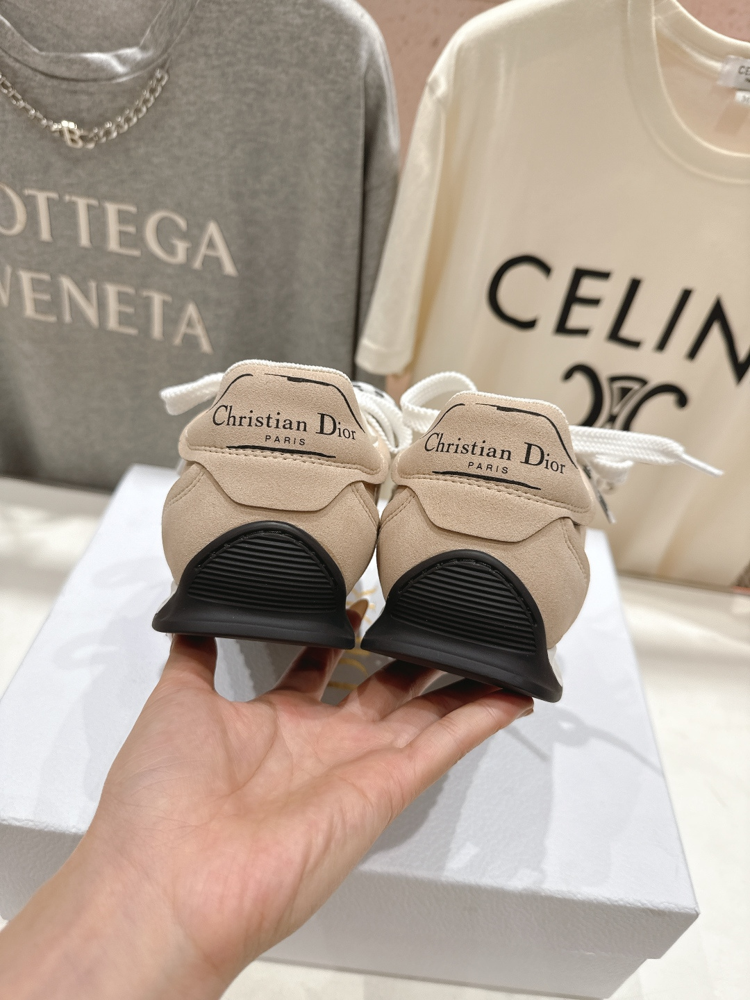 市场高版本 Dior*迪奥D家F019 vibe运动鞋是ss25新款发布秀标志性款式，融入d家高定精神诠