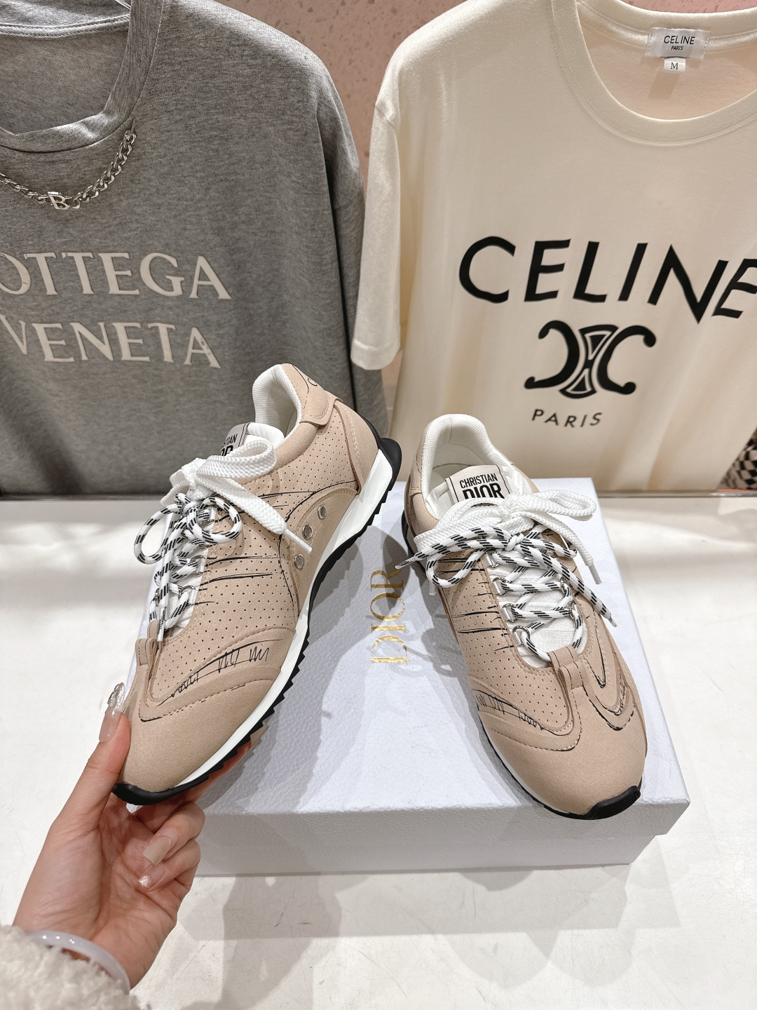 市场高版本 Dior*迪奥D家F019 vibe运动鞋是ss25新款发布秀标志性款式，融入d家高定精神诠