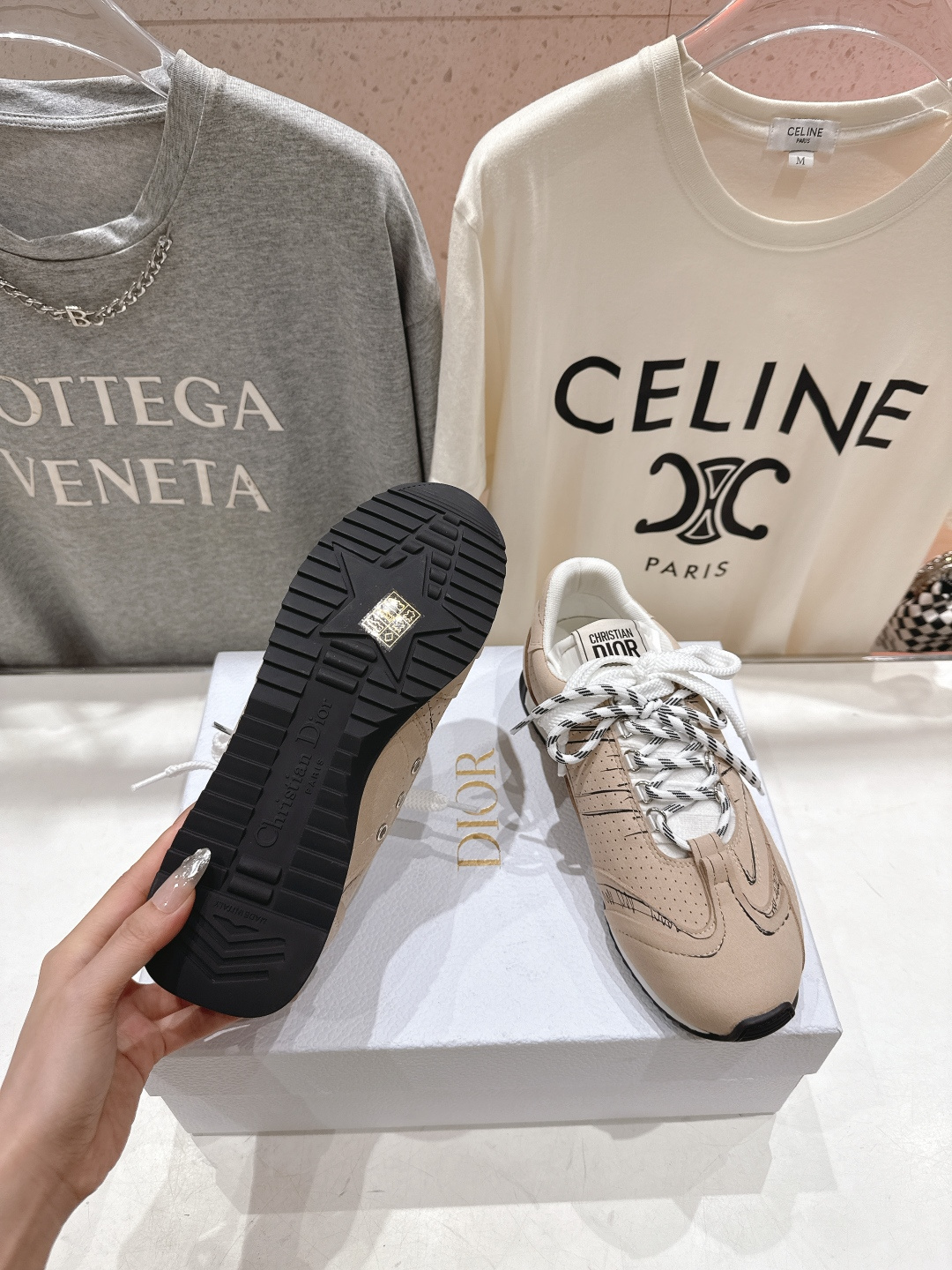 市场高版本 Dior*迪奥D家F019 vibe运动鞋是ss25新款发布秀标志性款式，融入d家高定精神诠