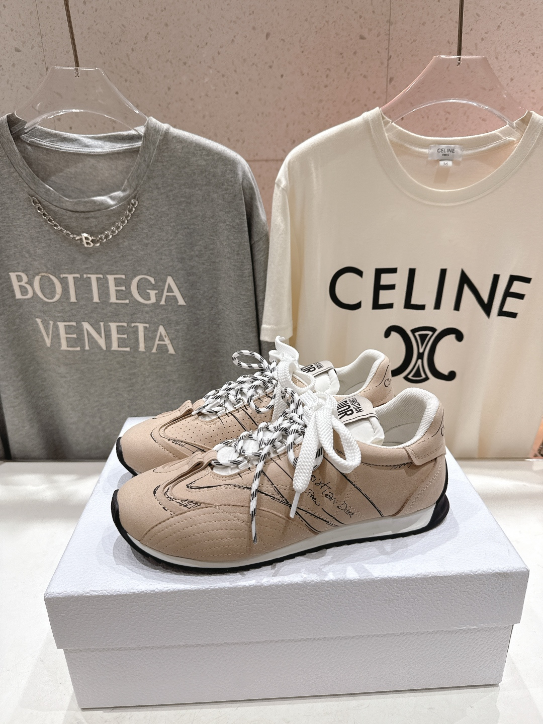 市场高版本 Dior*迪奥D家F019 vibe运动鞋是ss25新款发布秀标志性款式，融入d家高定精神诠