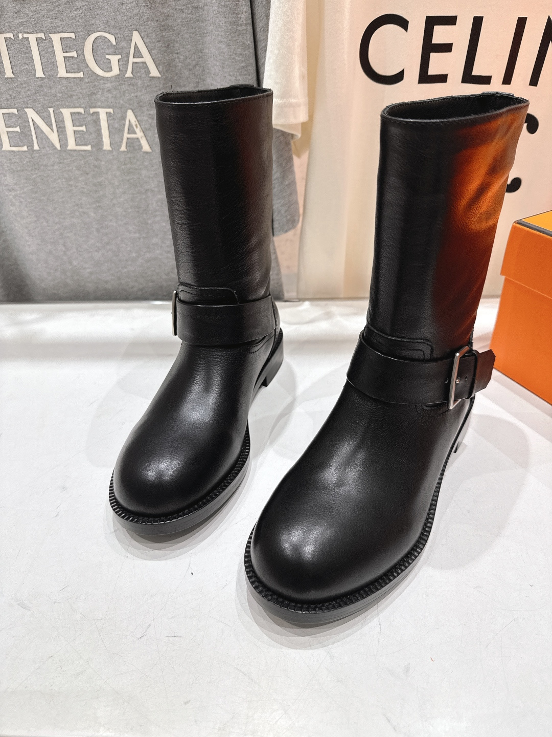 高版本出厂 Hermes/爱马仕H家F032 25ss秋冬新款平底英伦风短靴马丁靴经典马丁风格设计，经典