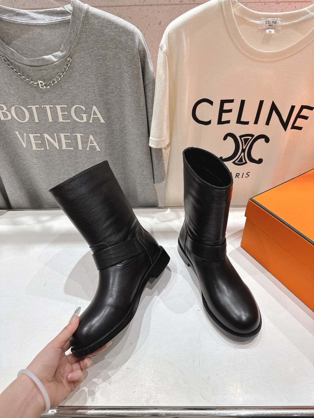 高版本出厂 Hermes/爱马仕H家F032 25ss秋冬新款平底英伦风短靴马丁靴经典马丁风格设计，经典