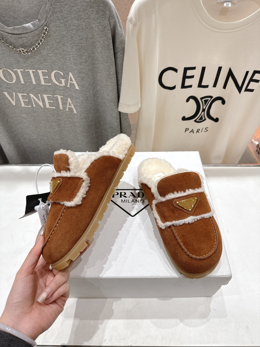 高版本出厂 Prada*普拉达F029 2025ss秋冬新款居家半包毛毛拖鞋乐福鞋✨闪亮登场✨时尚大方的